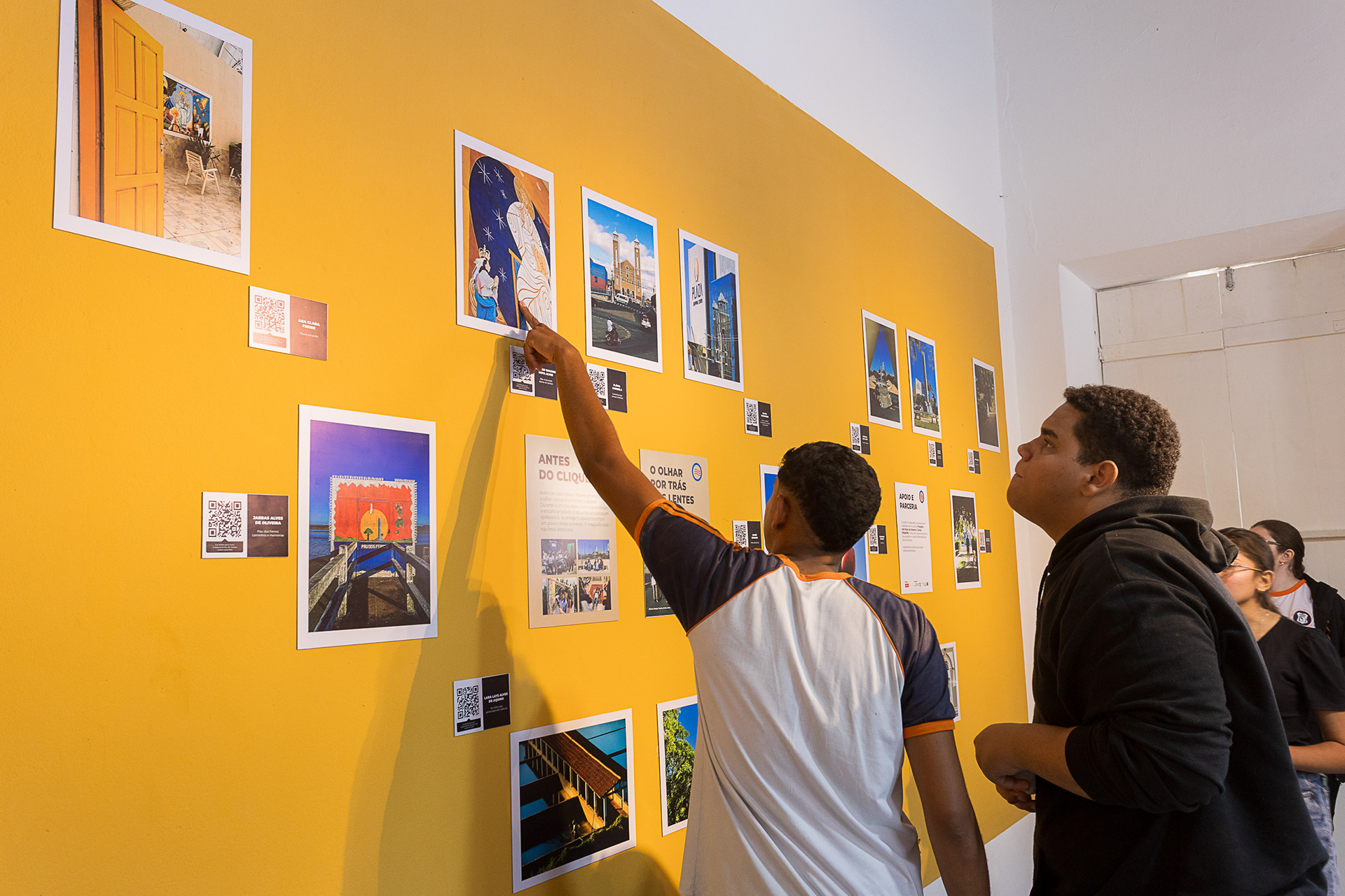 Estudantes em visita à exposição na Casa de Cultura