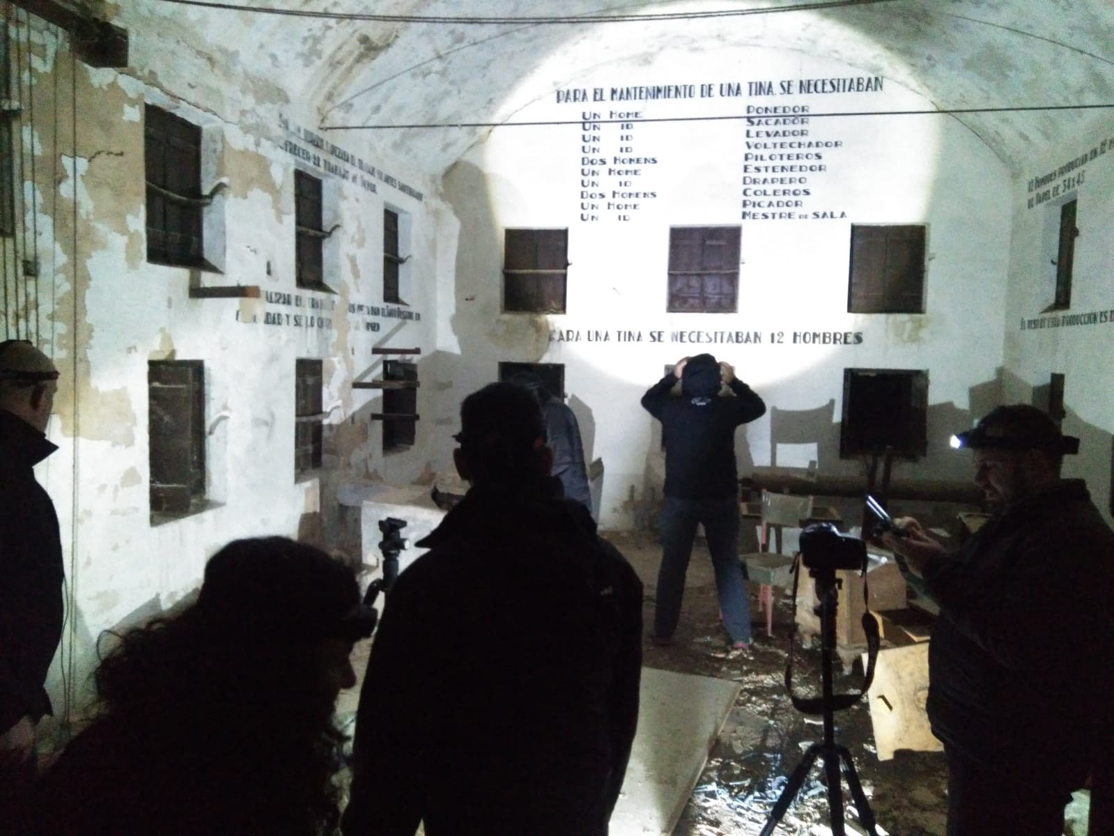 EN UNA FABRICA ABANDONADA
