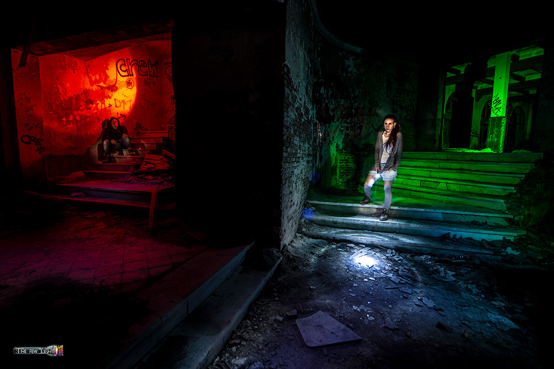 10.- Mientras ella sigue buscando una sala donde reposar, Charlie espera su momento para atacar.