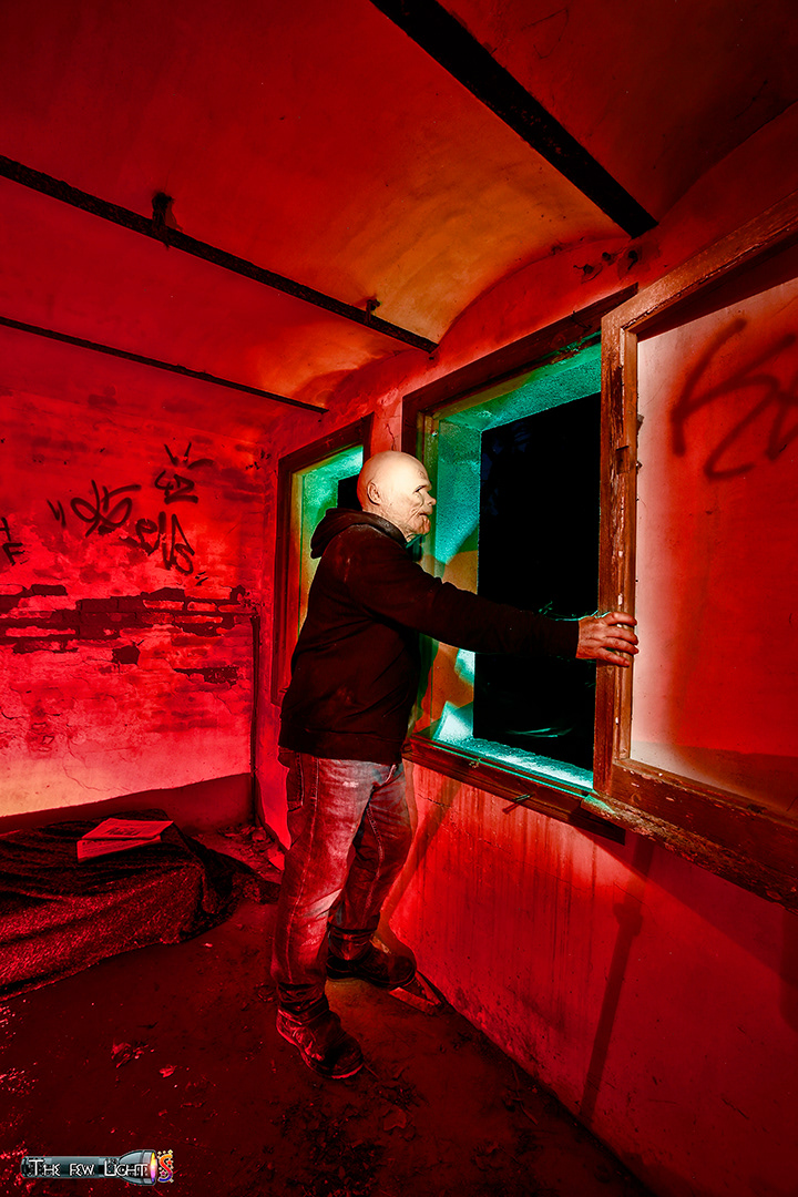 7.- Algo se oye en la Oscuridad junto al susurro de los árboles, unas ligeras pisadas se acercan a la soledad de Charlie...