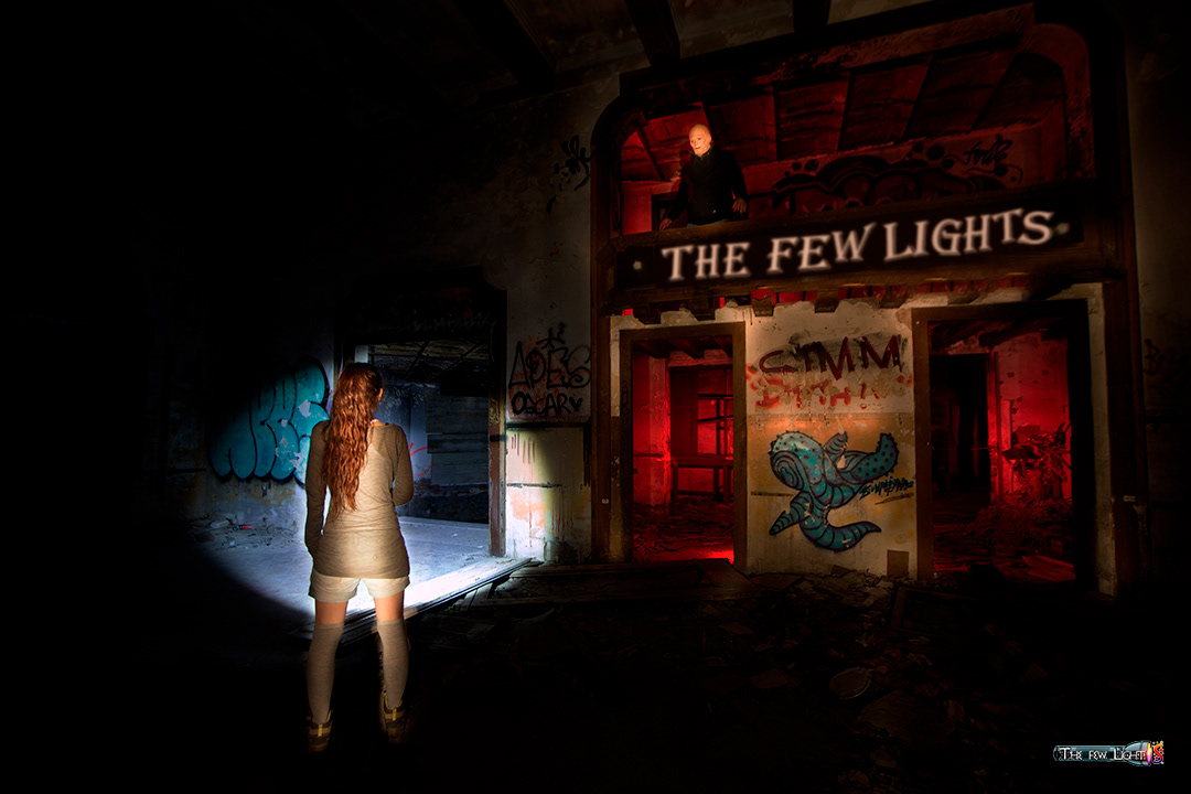 9.- Ilumina la oscuridad con su linterna sin reparar que una mirada infernal la contempla.