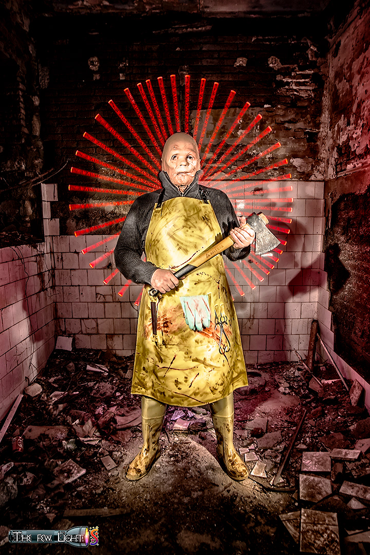 1.- Charlie, llameémosle así, no ha tenido una vida con un camino de rosas, desde su mas tierna infancia vivio en un infierno físico y mental.