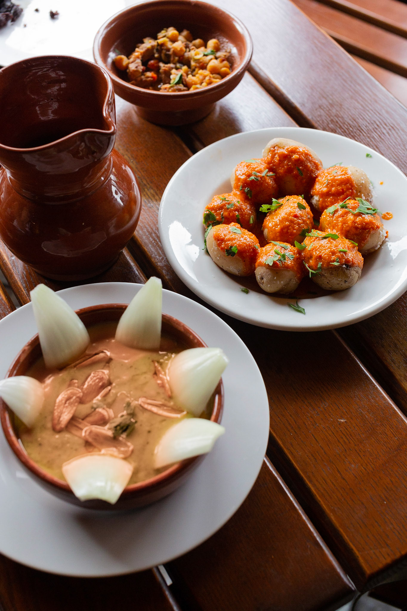 Gofio escaldado, papas arrugadas y ropa vieja