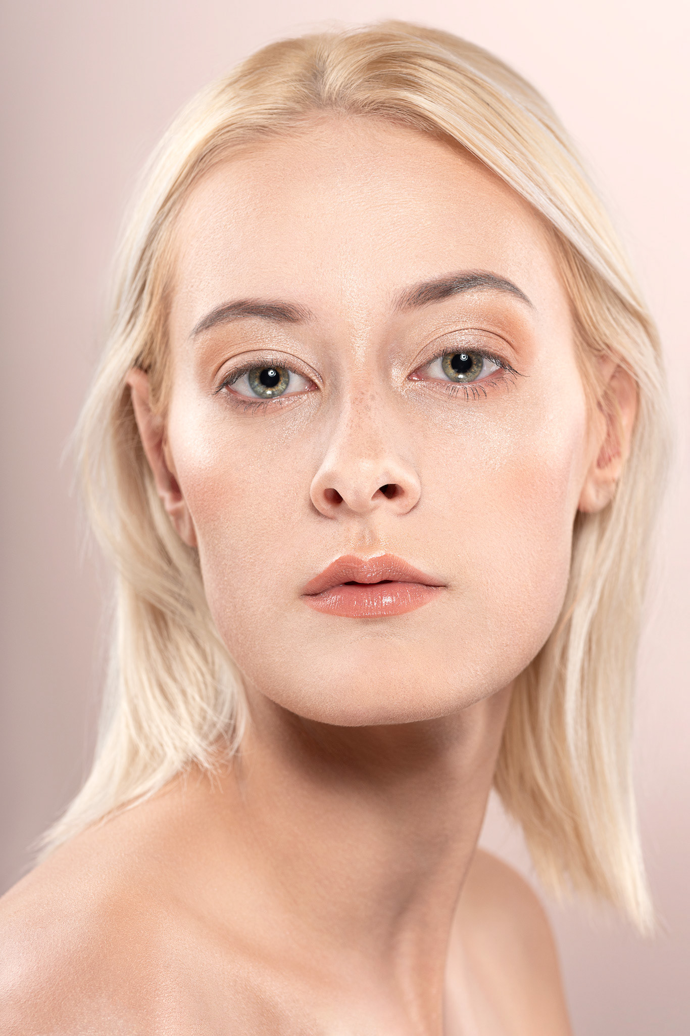 model: @_frostmagdalena, MUA: @saralaskamua