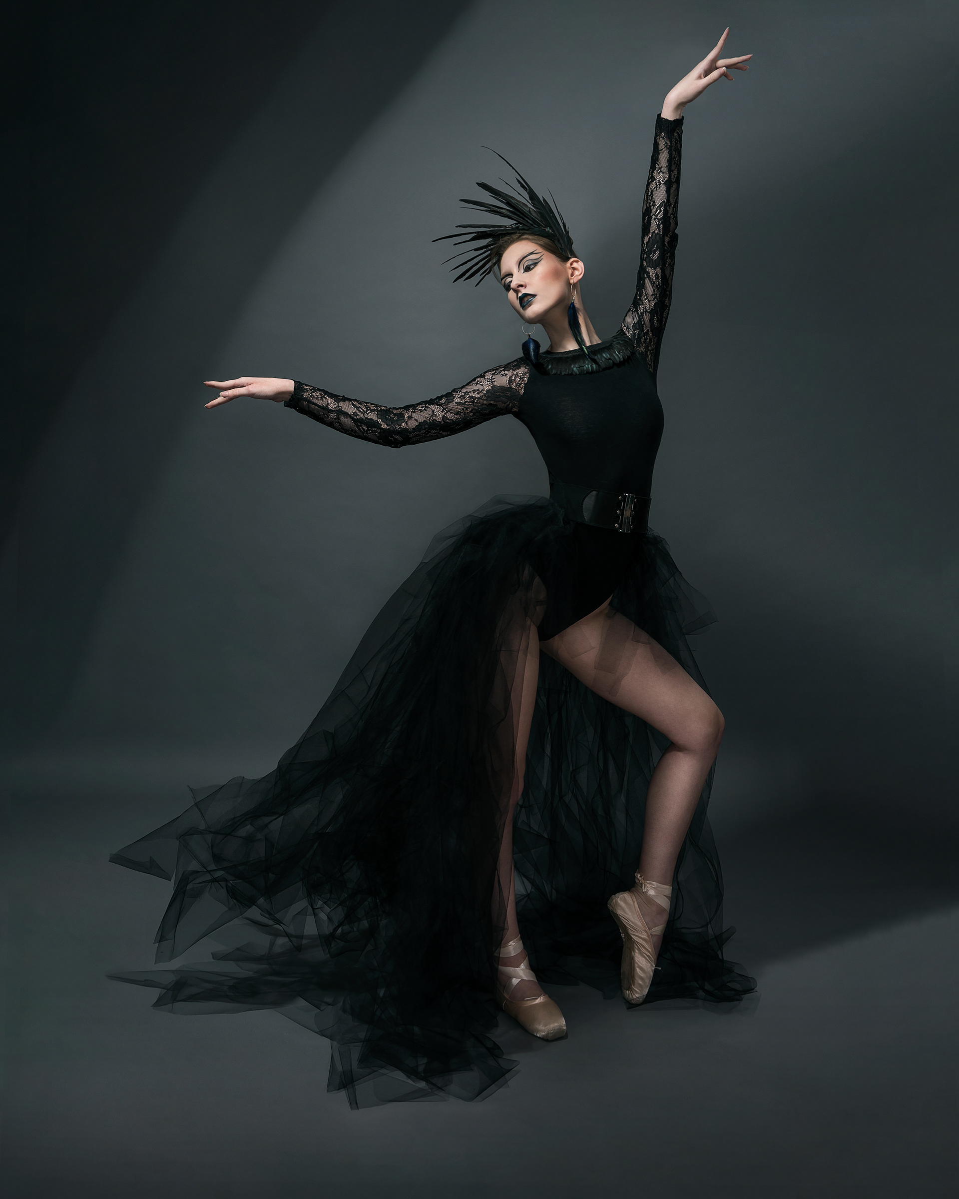 model: @vkruszynska, MUA: @saralaskamua, feathers: @blanka_atelier