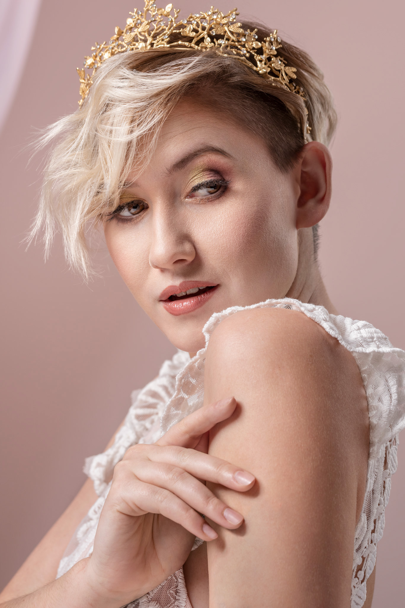 model: aleksandra.ka.modeling, MUA: @saralaskamua