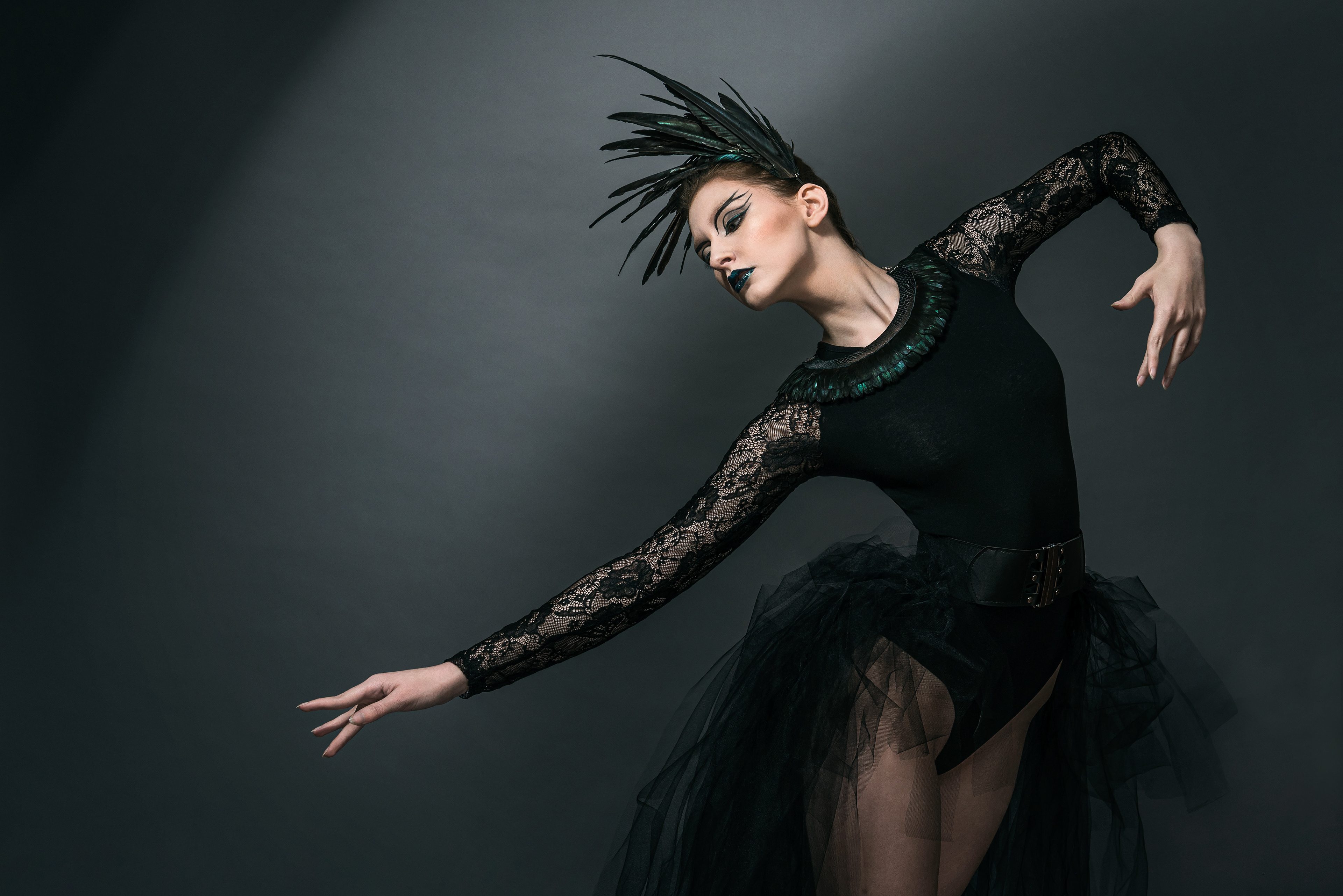 model: @vkruszynska, MUA: @saralaskamua, feathers: @blanka_atelier