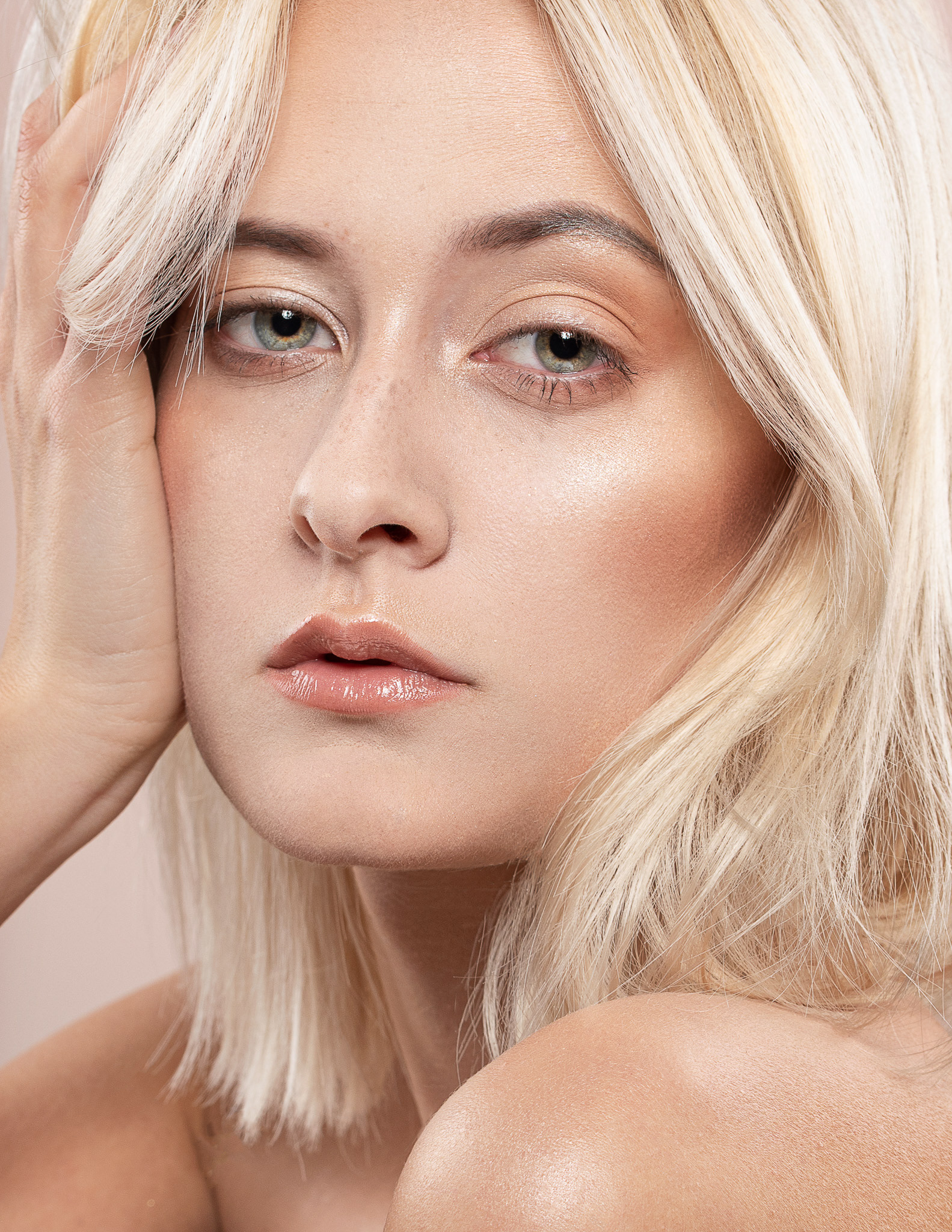 model: @_frostmagdalena, MUA: @saralaskamua