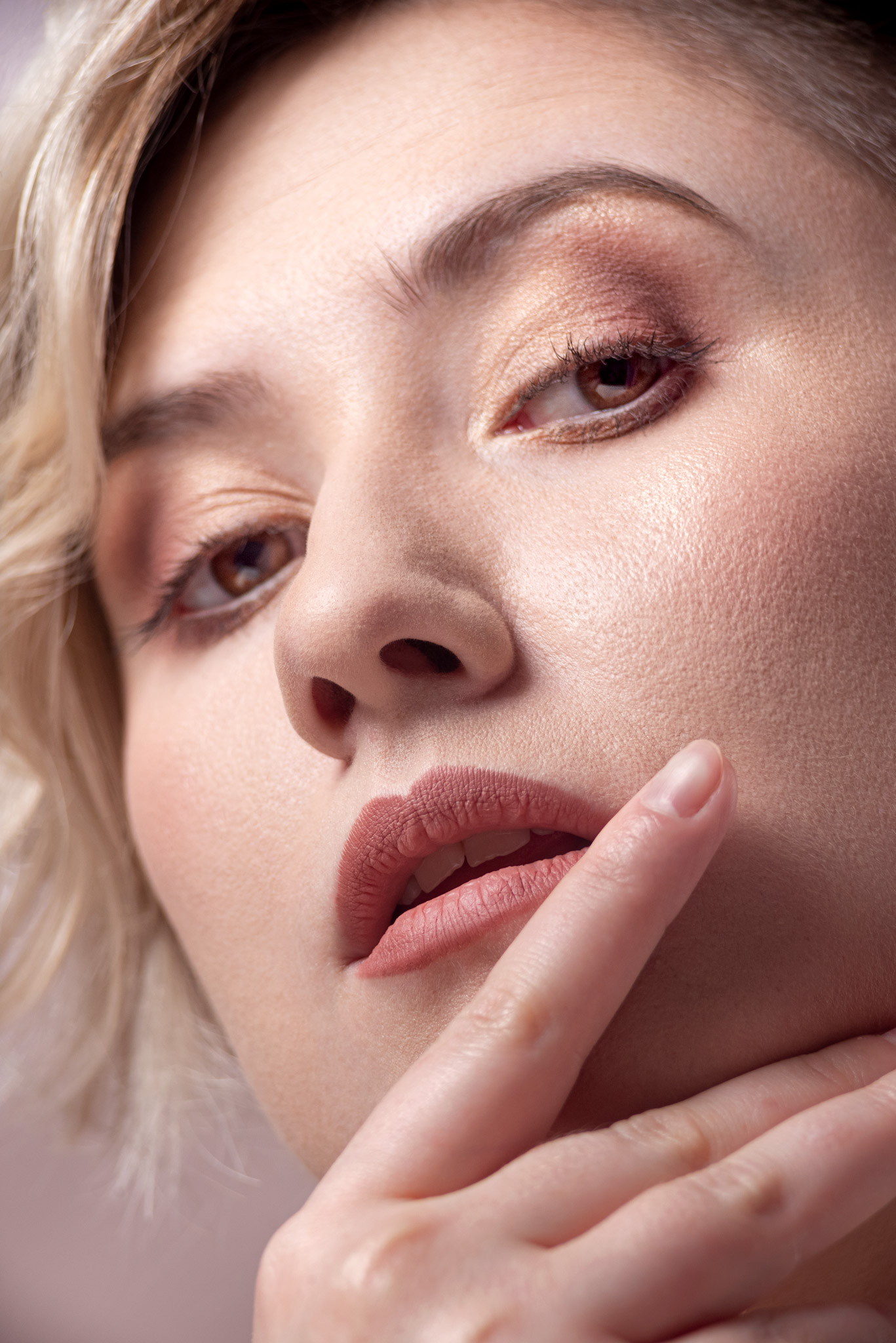 model: aleksandra.ka.modeling, MUA: @saralaskamua