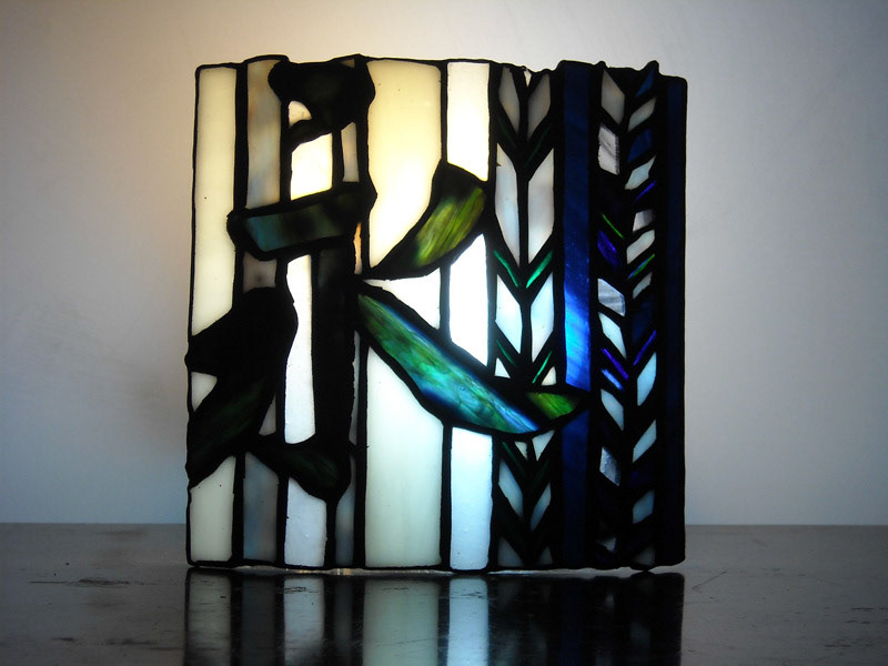 永- naga-i - / 時間の長くつづくさま。矢絣は心がまっすぐなさまを表わす。宵- yoi - / 夕方から夜の初めの頃のこと。宵待ち草は月の光で咲きます。