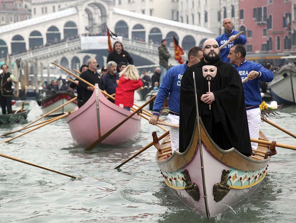 Mock funeral for venice in 2009