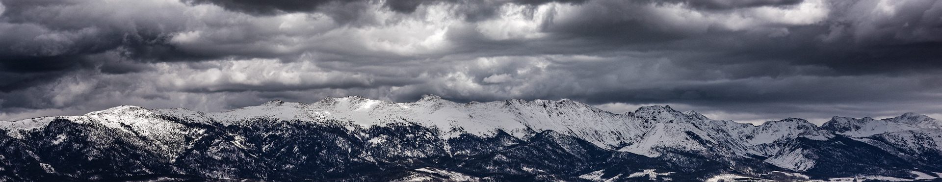 Storm looming over the Rawahs from North Park