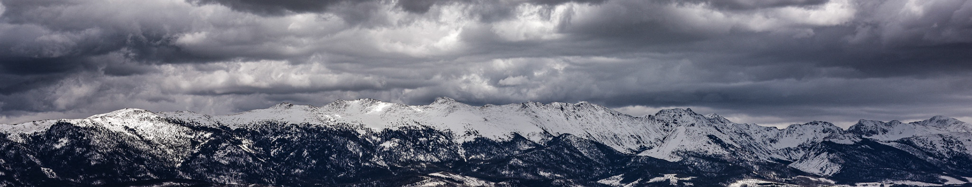 Storm looming over the Rawahs from North Park