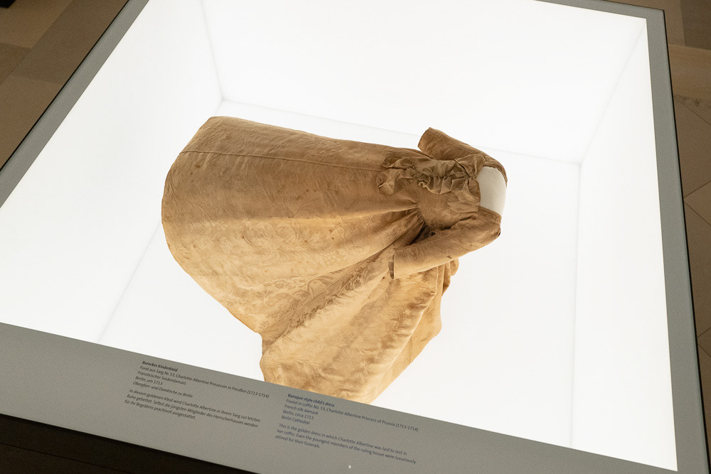 Hohenzollerngruft Vitrine Kinderkleid