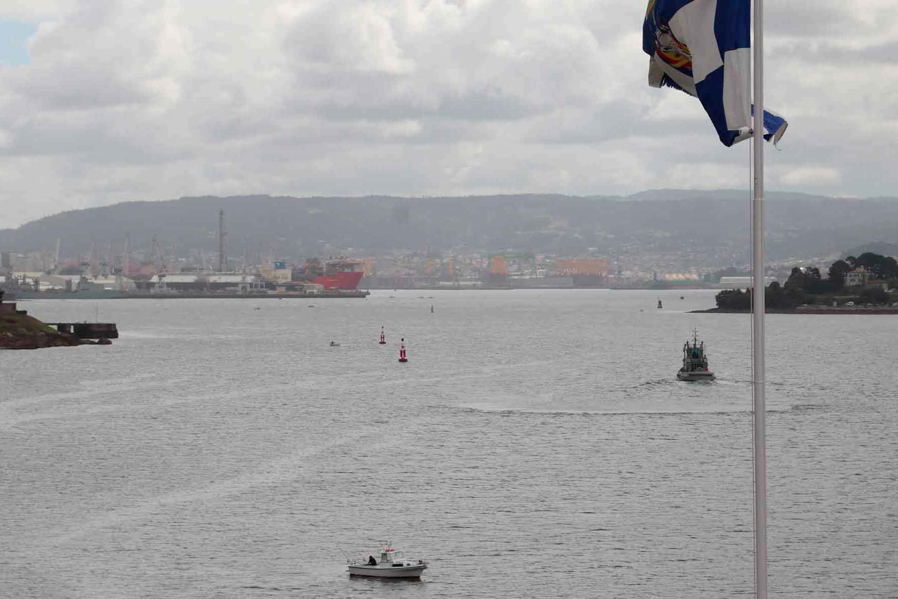 La estrecha entrada al puerto de Ferrol con el Arsenal a la izquierda y la omnipresente grúa de los astilleros, hoy verde y de Bazán  