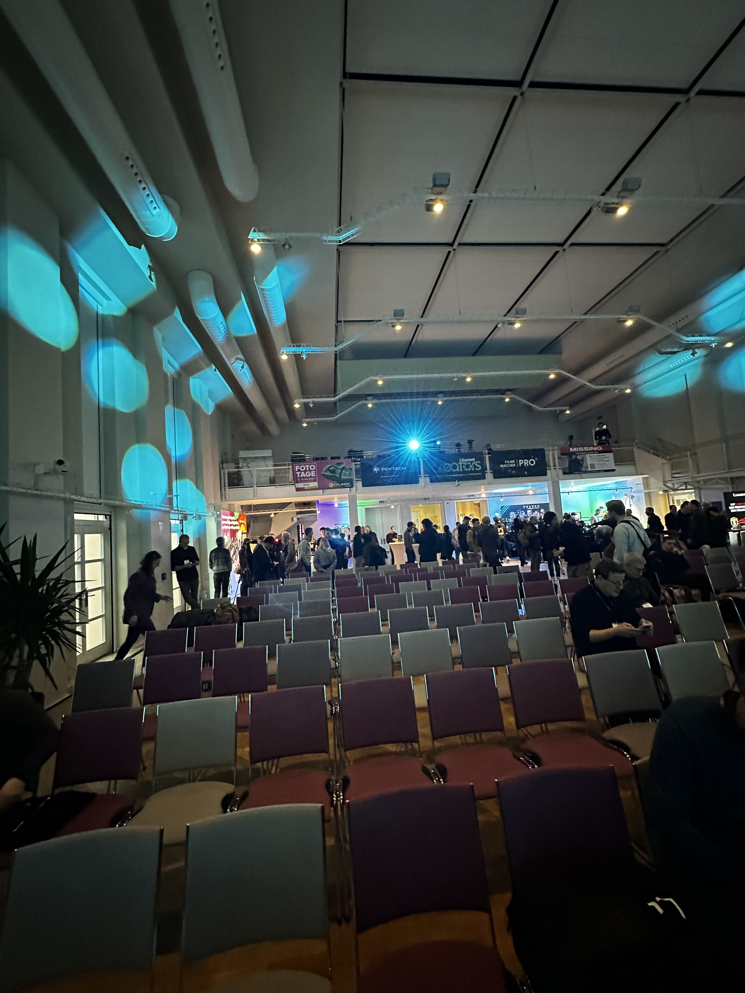 Der Saal füllt sich.