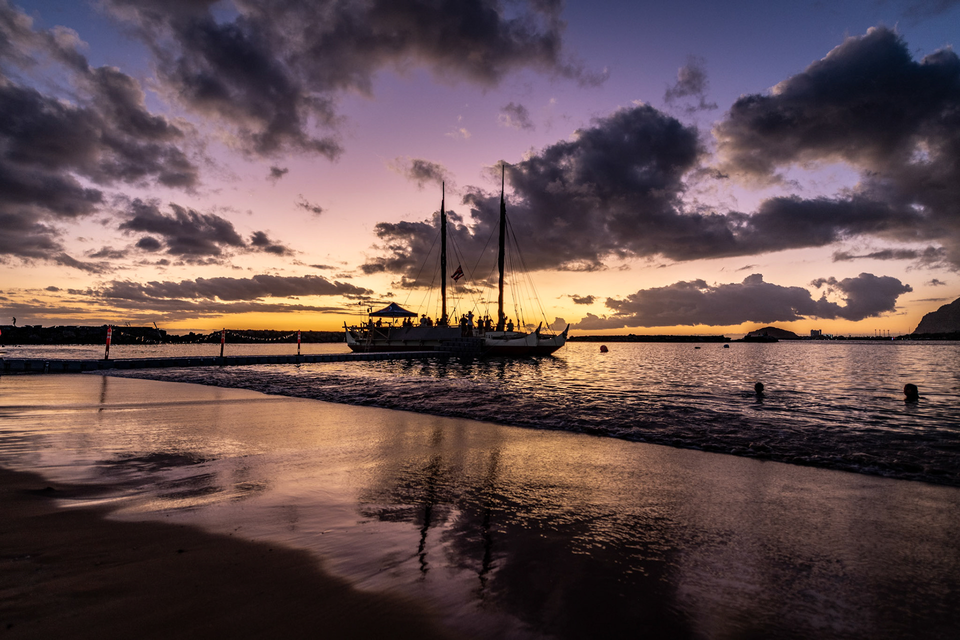 Hokule'a in Poka'i Bay