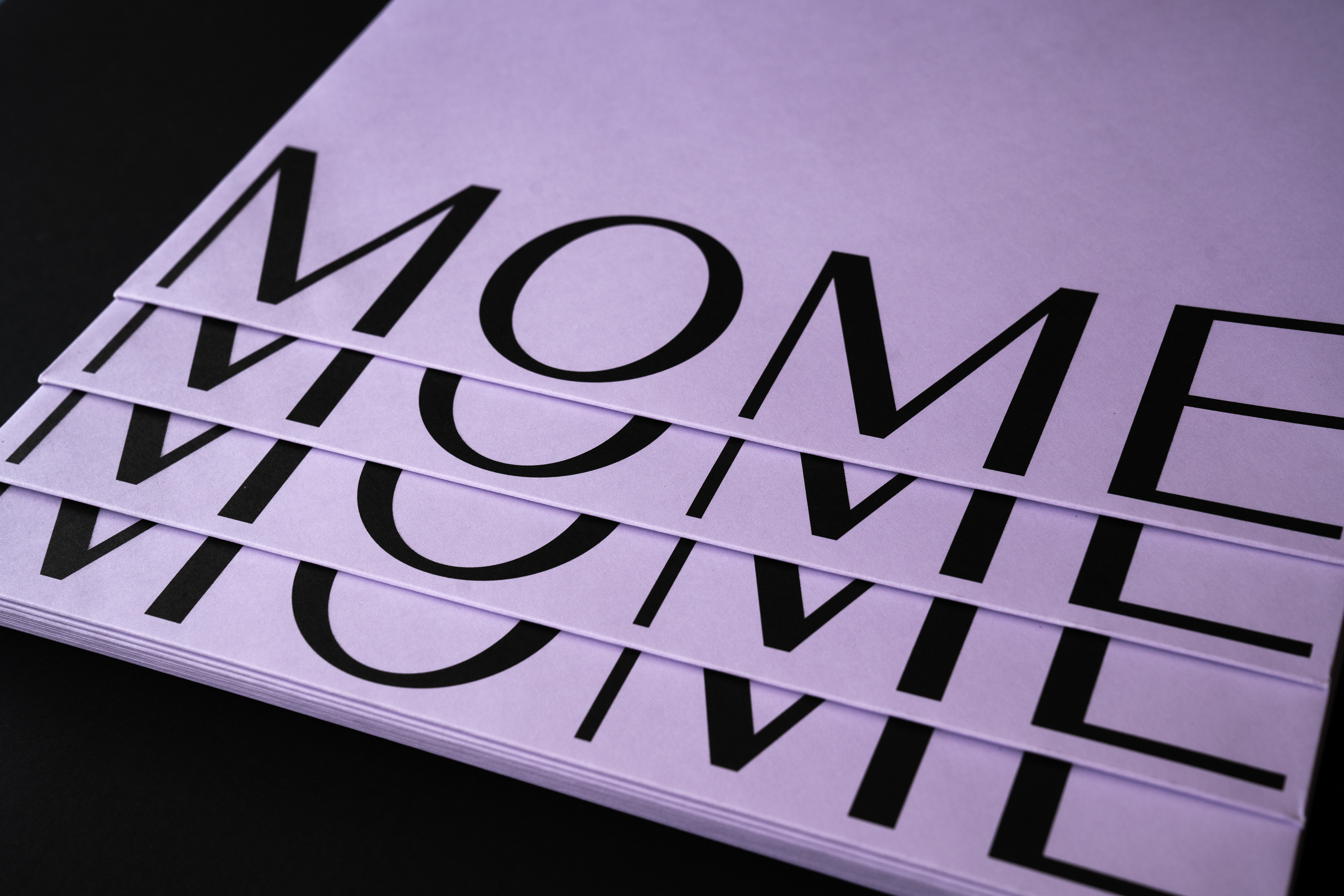 Pormenor de envelopes da marca MOME