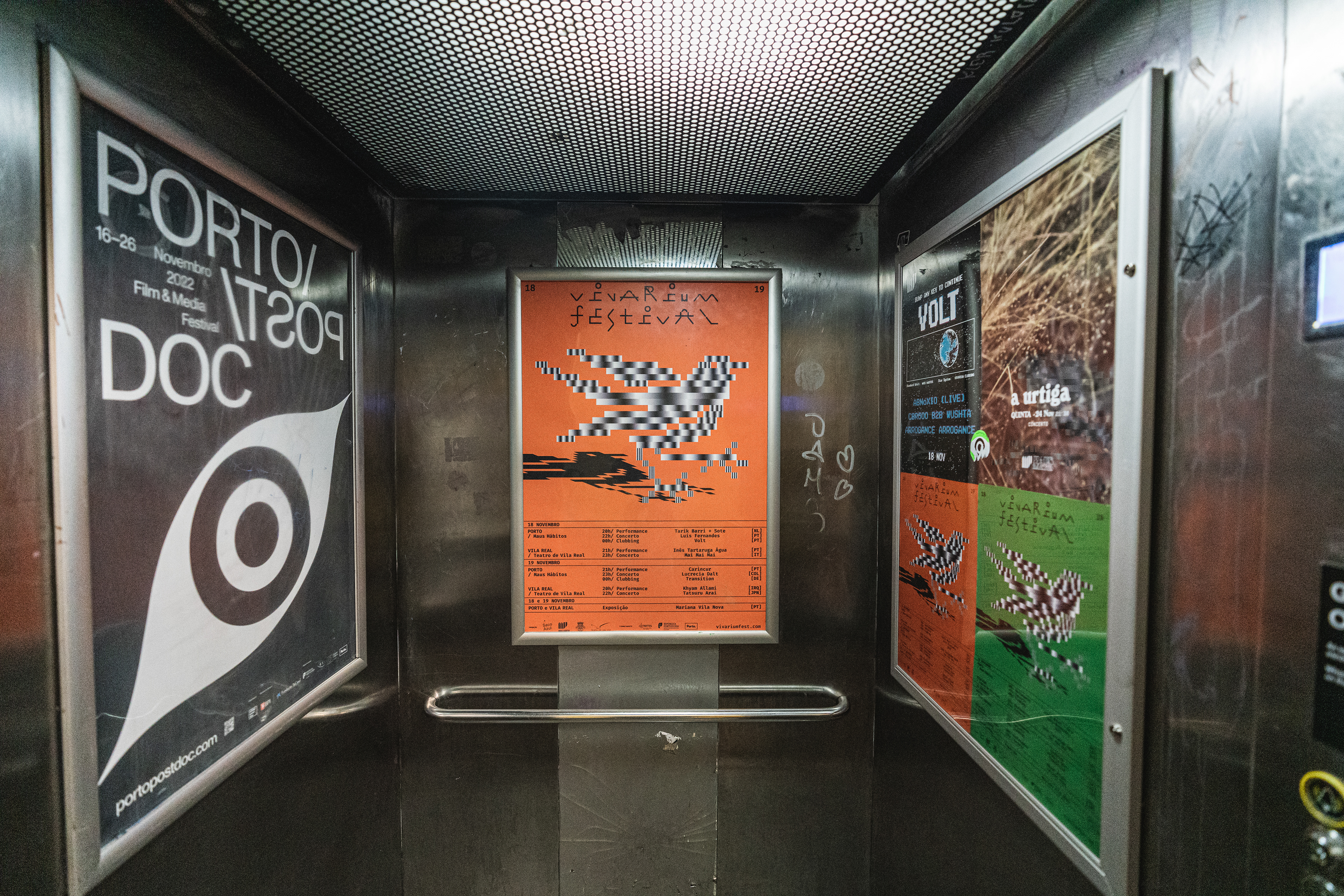 Poster do Festival Vivarium no elevador dos Maus Hábitos Porto.