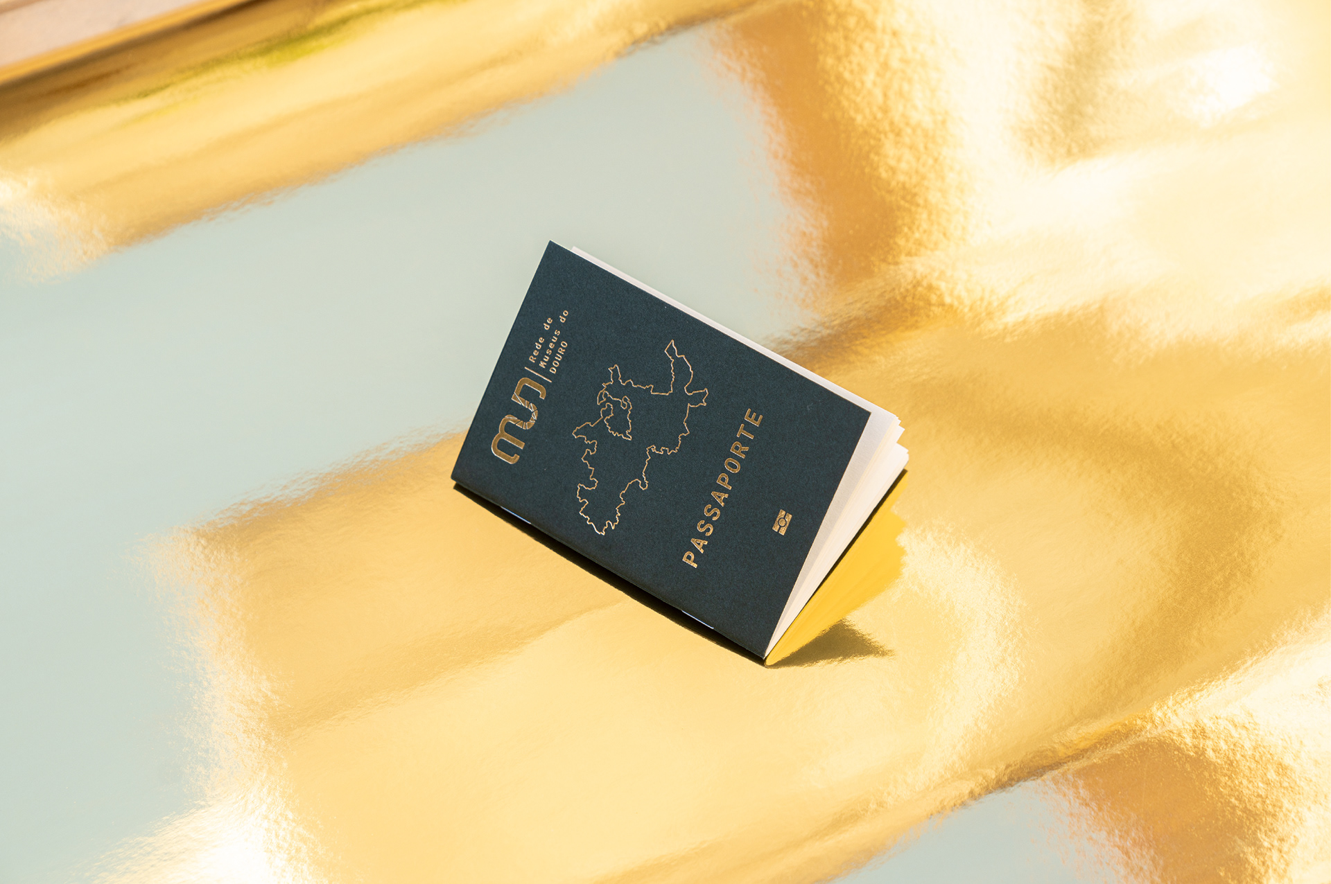 Passaporte de Museus do Douro fechado, mostrando o layout gráfico da capa.
