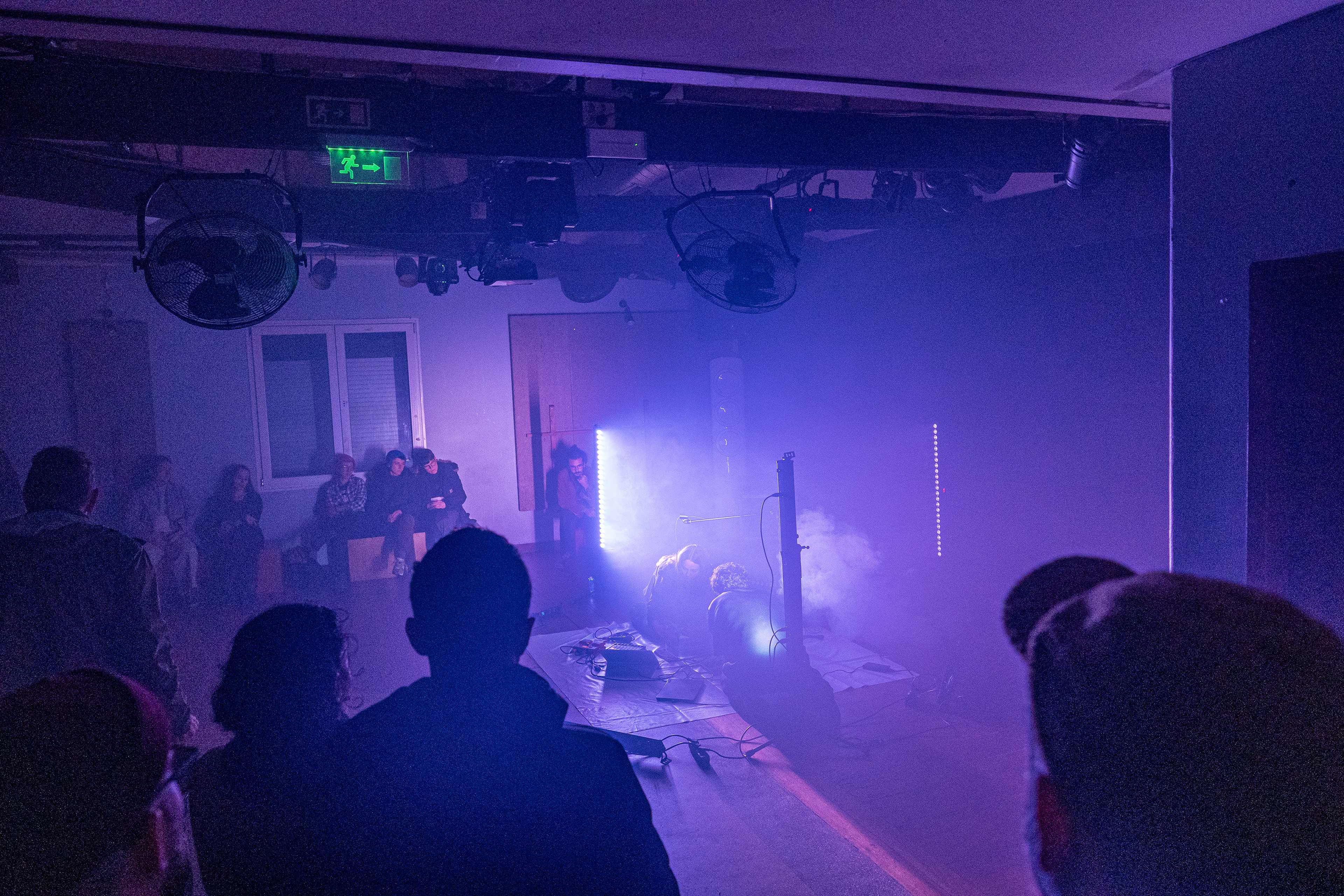 Performance durante o Vivarium, na sala de espetáculos do Maus Hábitos Porto.