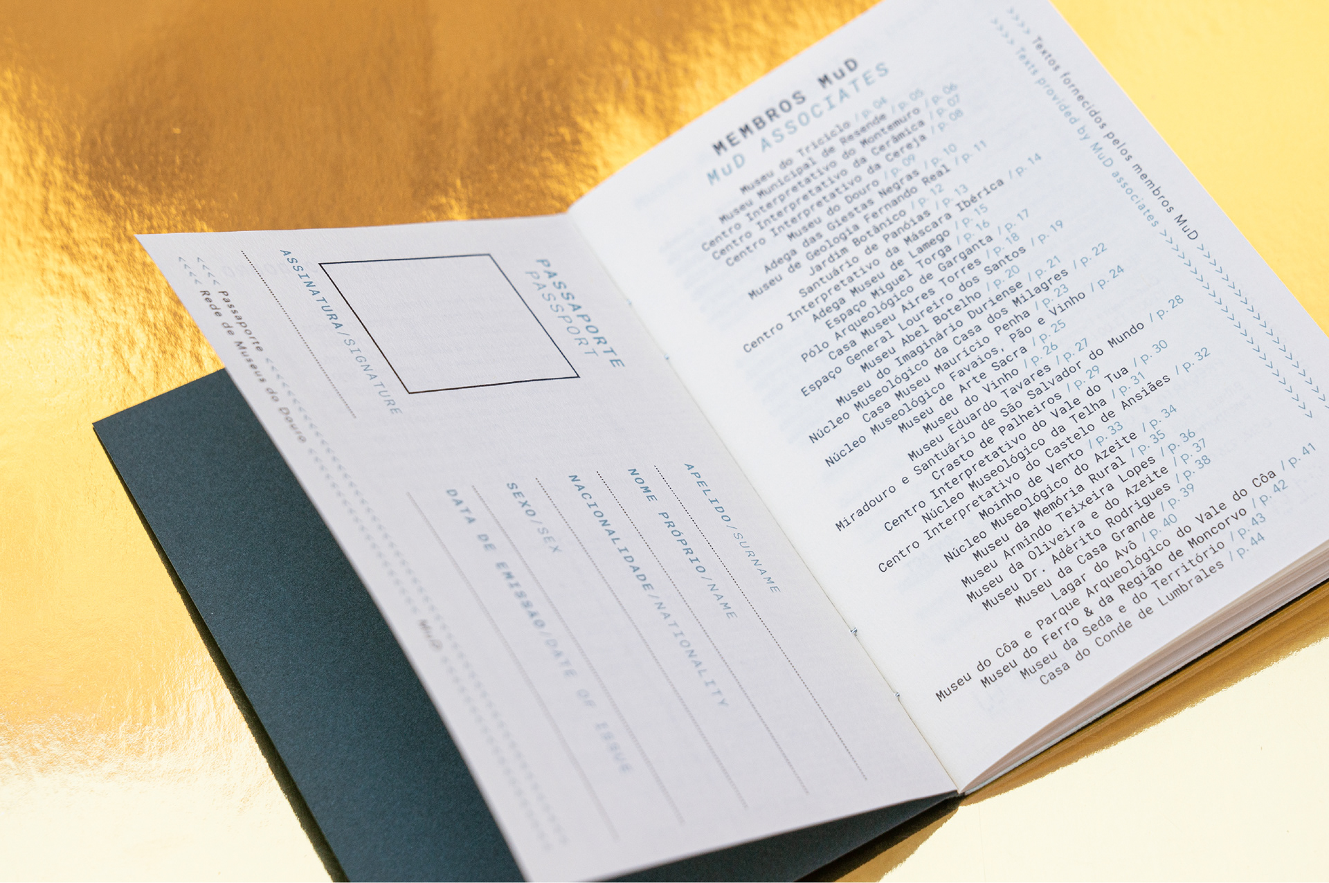 Passaporte aberto no índice, mostrando o layout gráfico