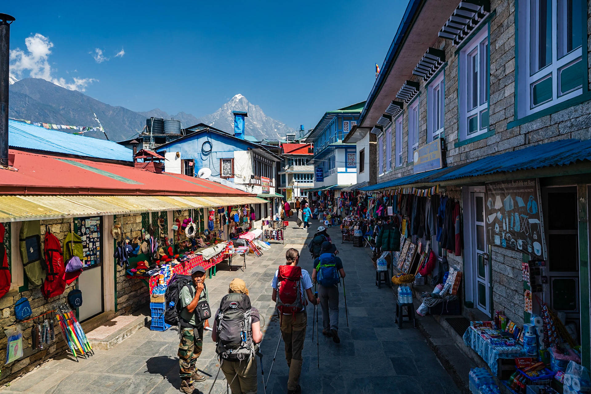 Day 1 - Lukla (2'840 m) to Phakding (2'610 m)