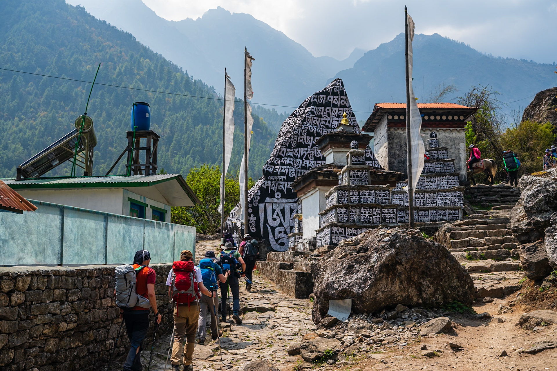 Day 1 - Lukla (2'840 m) to Phakding (2'610 m)