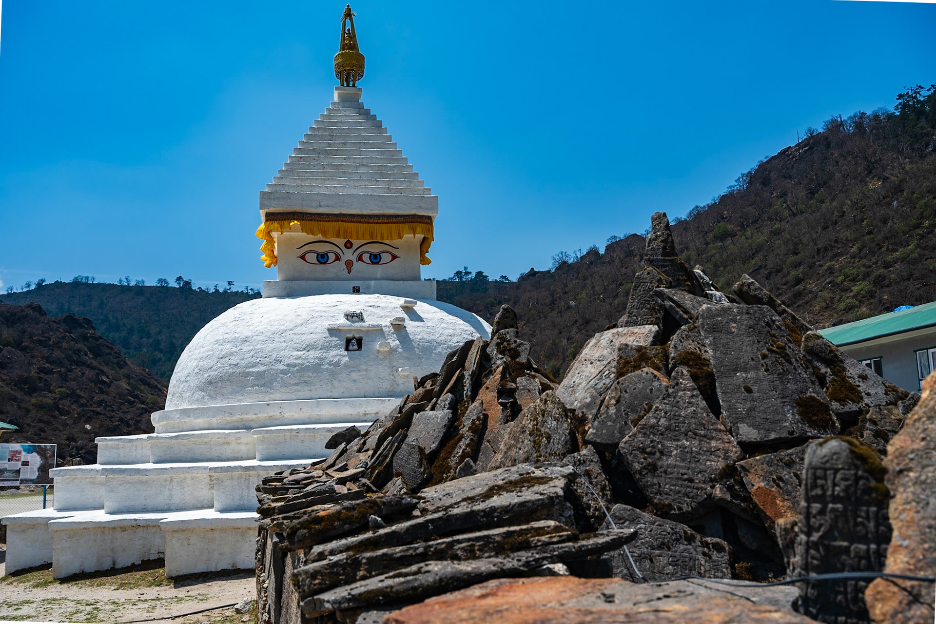 Khumjung (3'780 m)Day 3 - Around Namche Bazaar (3'446 m)