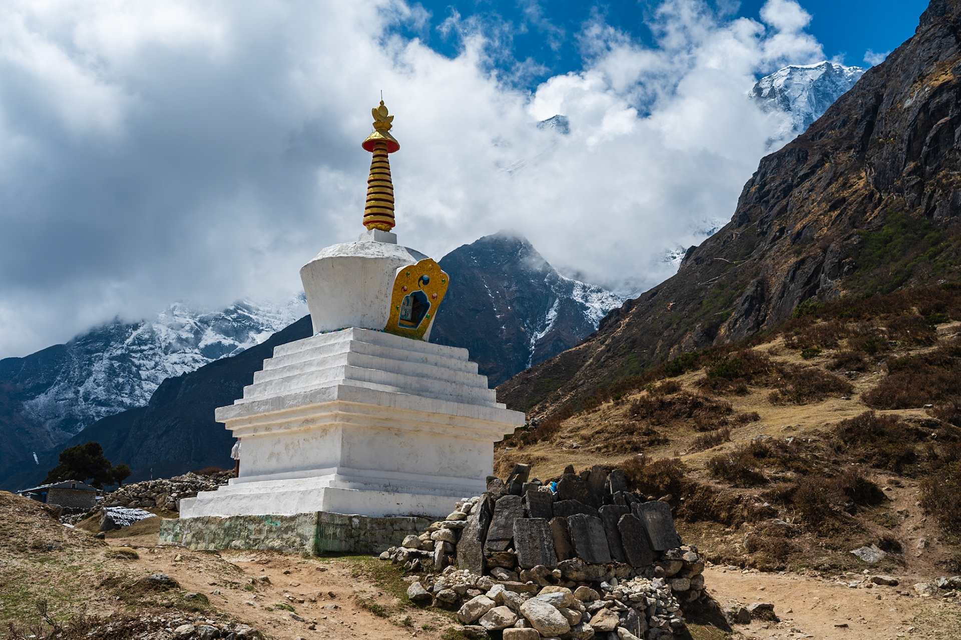 Day 9 - Lumden (4'370 m) to Namche Bazaar (3'446 m)