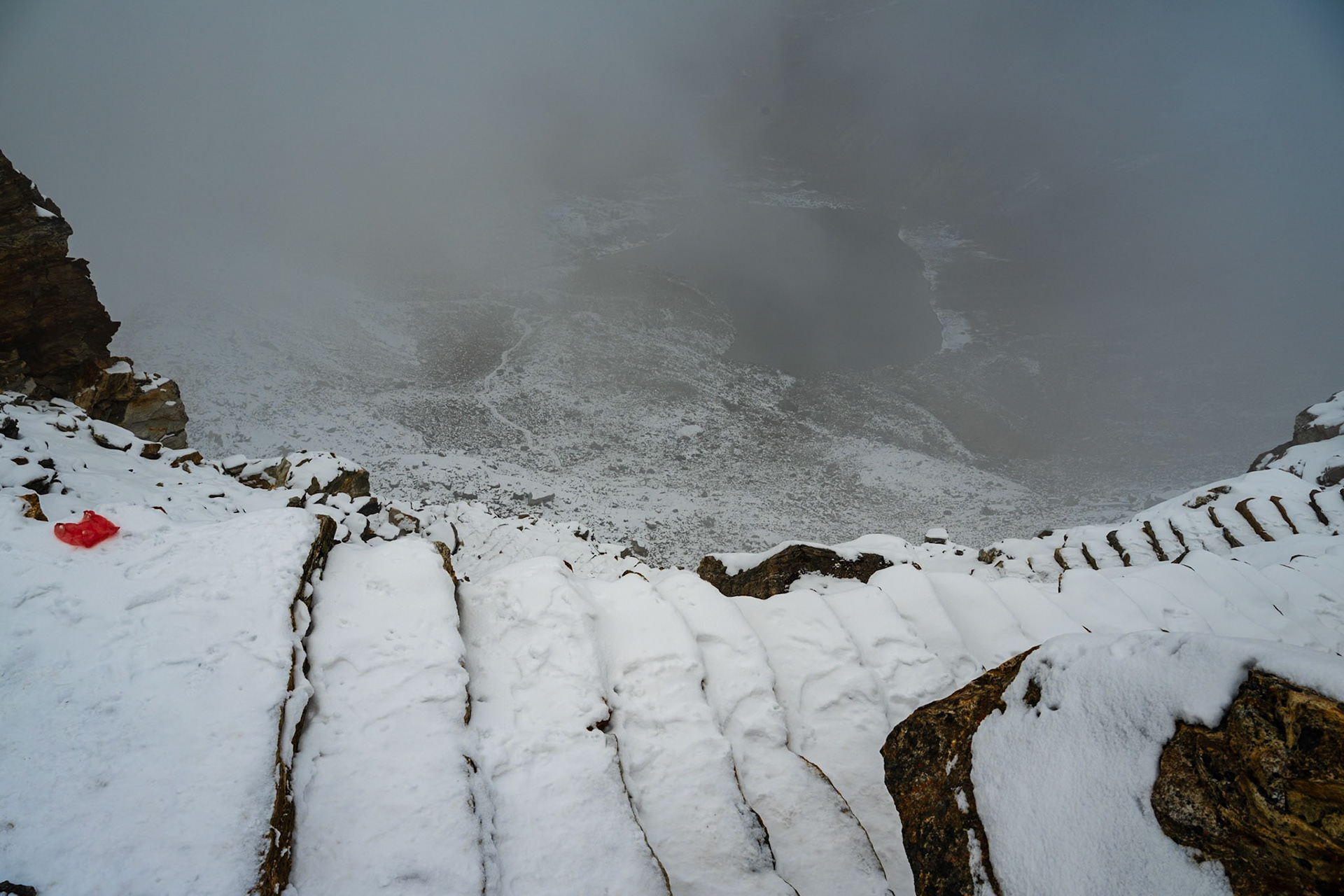 Day 8 - Gokyo (4'790 m) to Lumden (4'370 m) crossing over Renjo la pass (5'340 m)