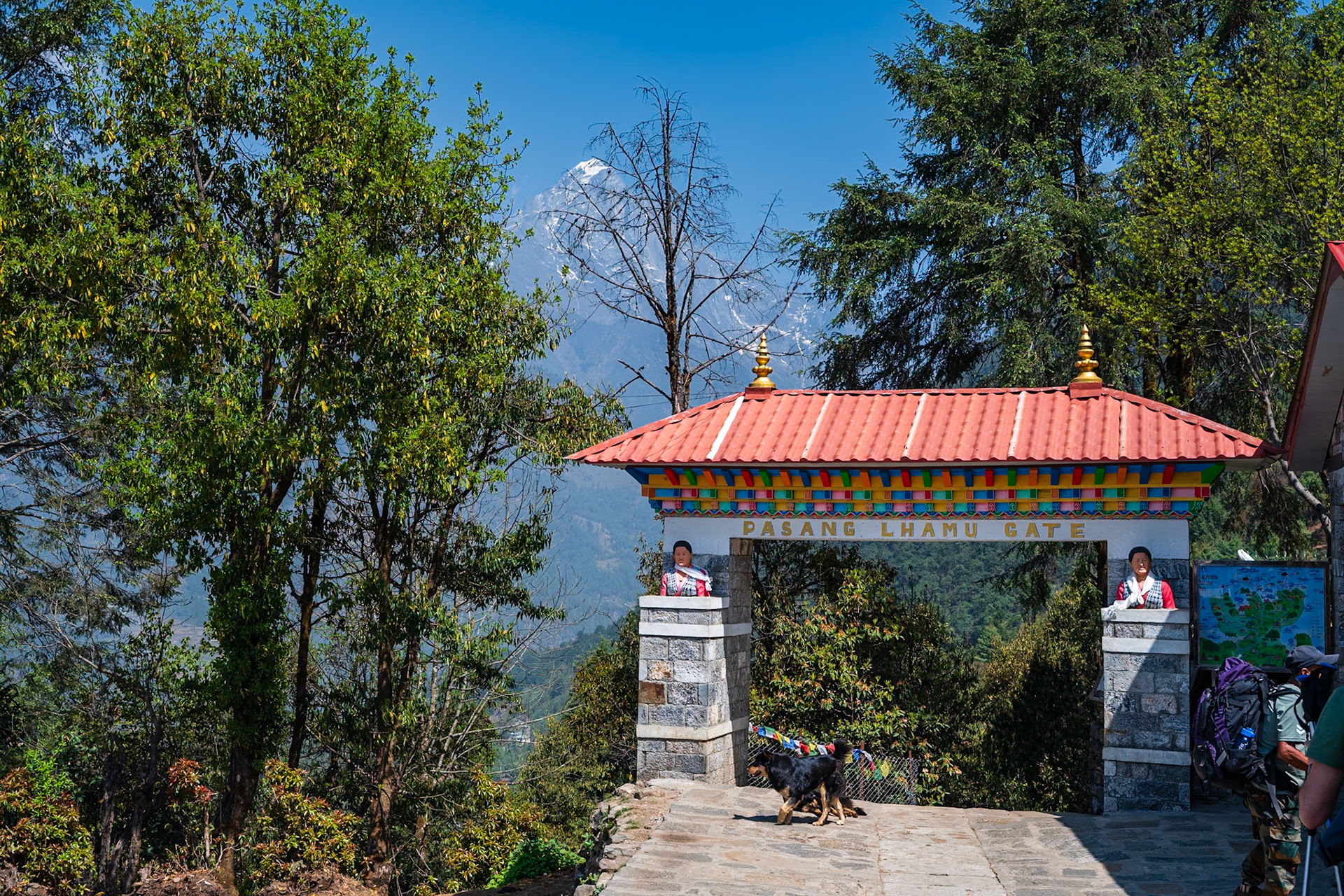 Day 1 - Lukla (2'840 m) to Phakding (2'610 m)