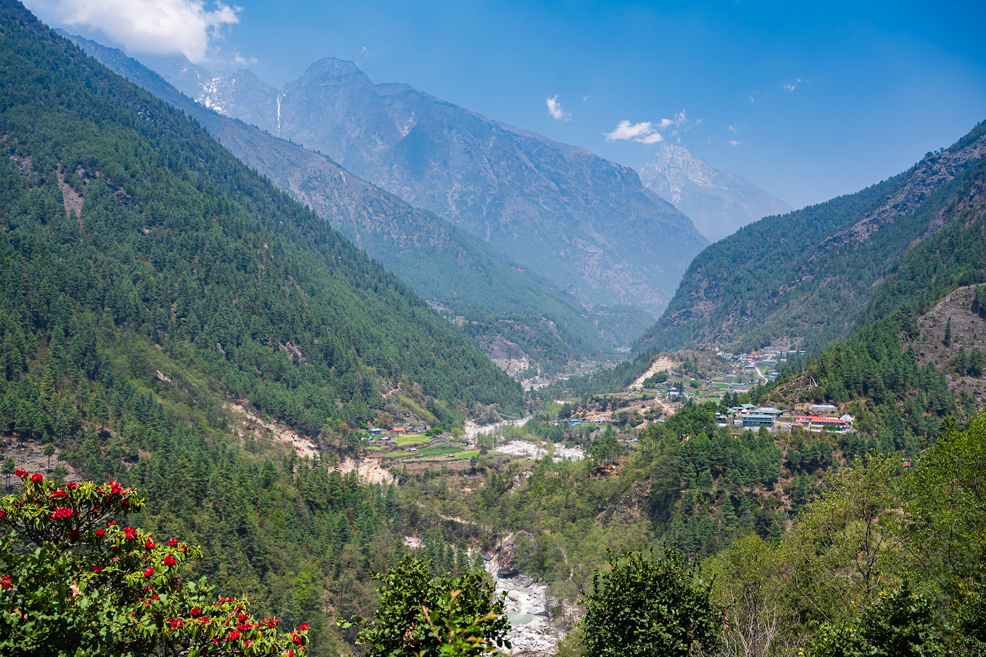 Day 1 - Lukla (2'840 m) to Phakding (2'610 m)