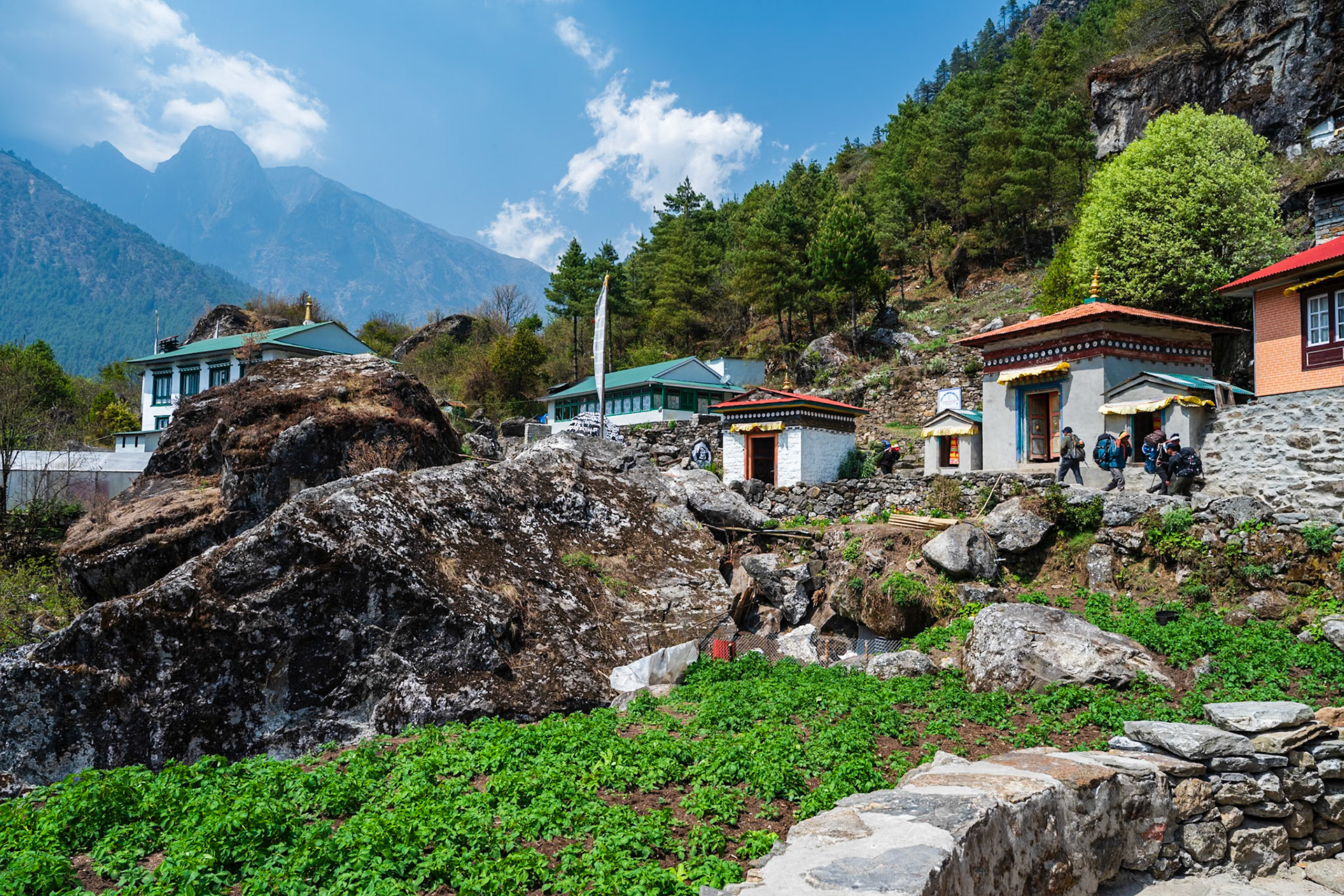 Day 1 - Lukla (2'840 m) to Phakding (2'610 m)
