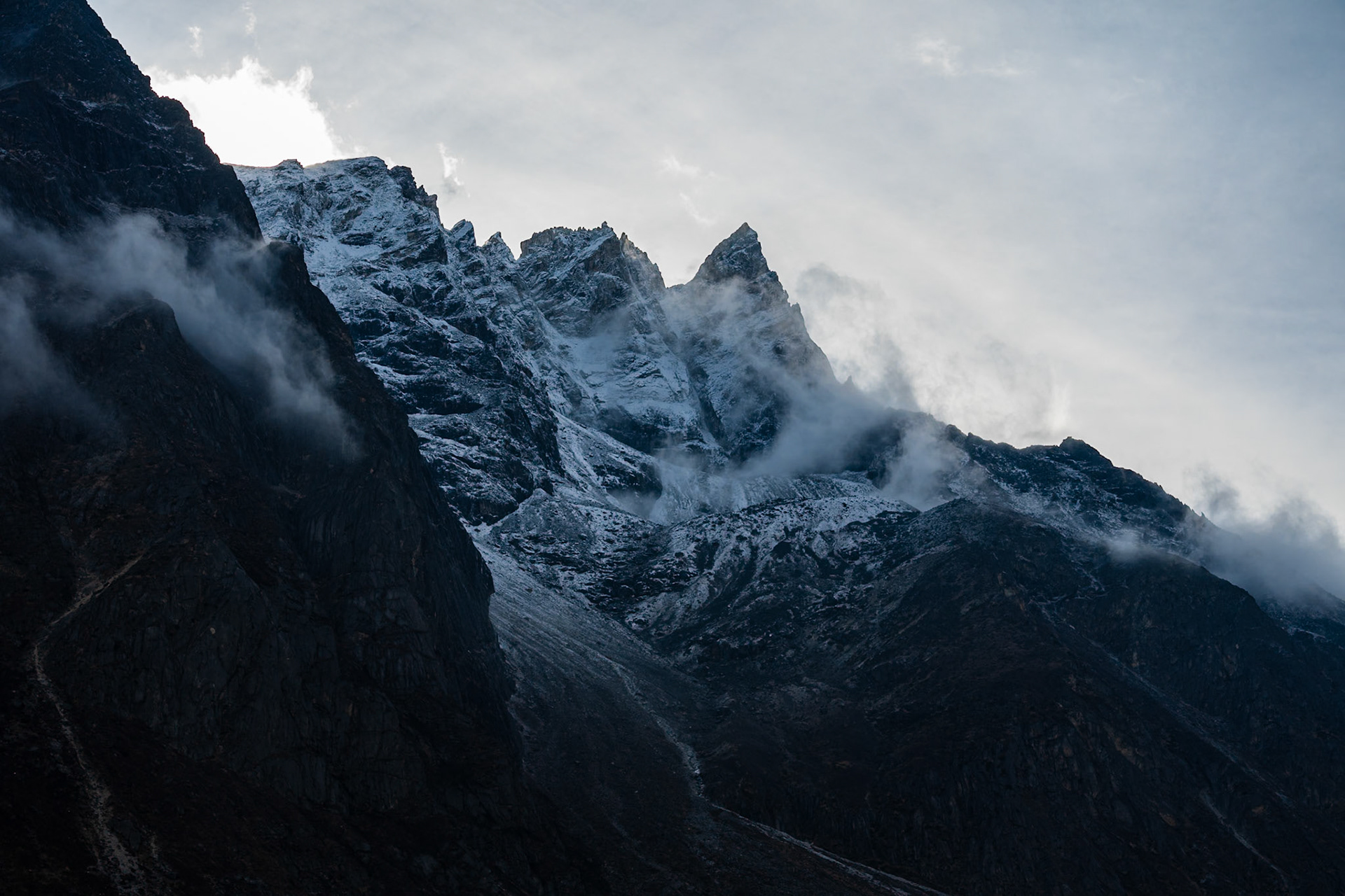 Day 8 - Gokyo (4'790 m) to Lumden (4'370 m) crossing over Renjo la pass (5'340 m)