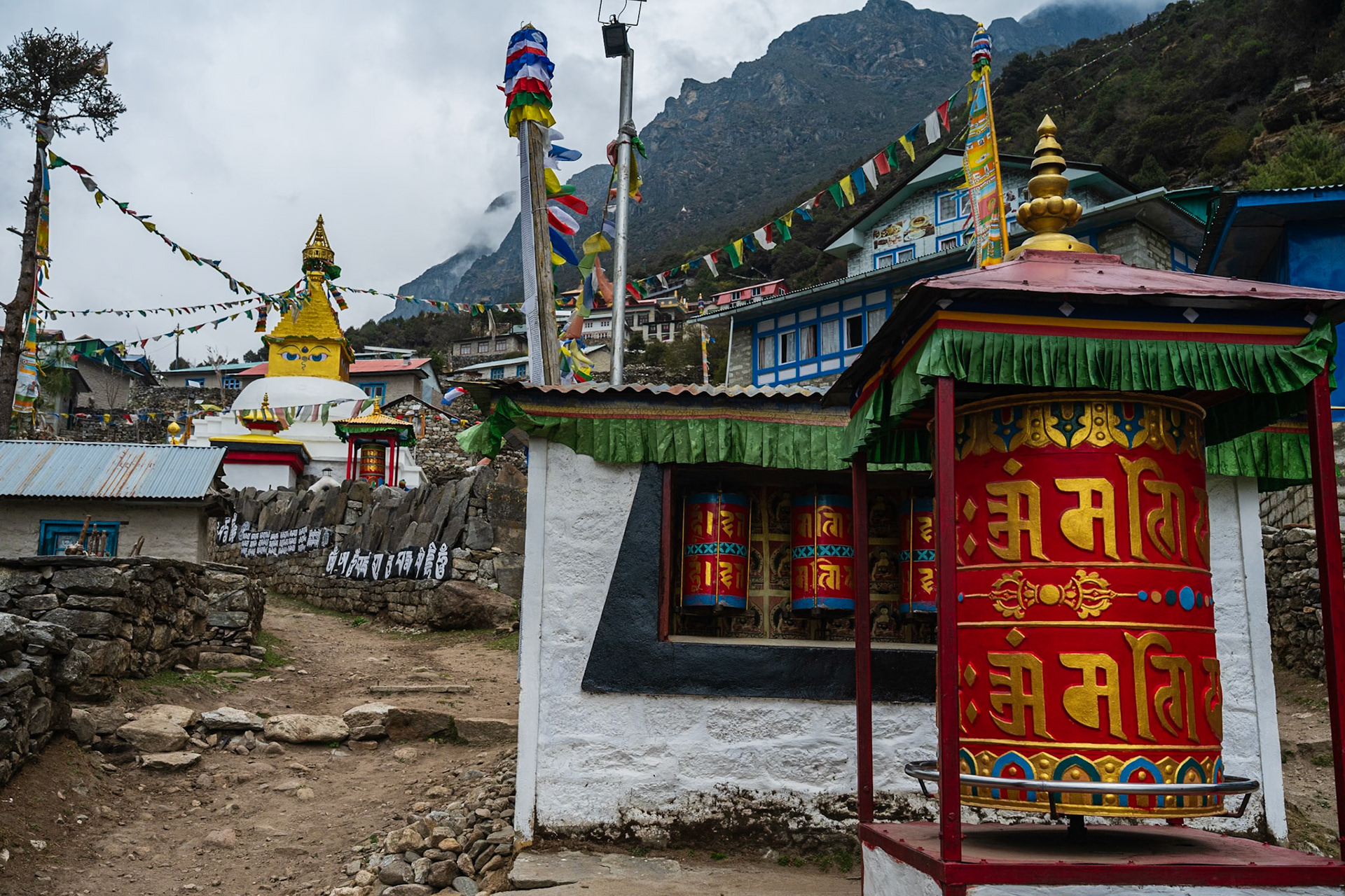 Day 9 - Lumden (4'370 m) to Namche Bazaar (3'446 m)