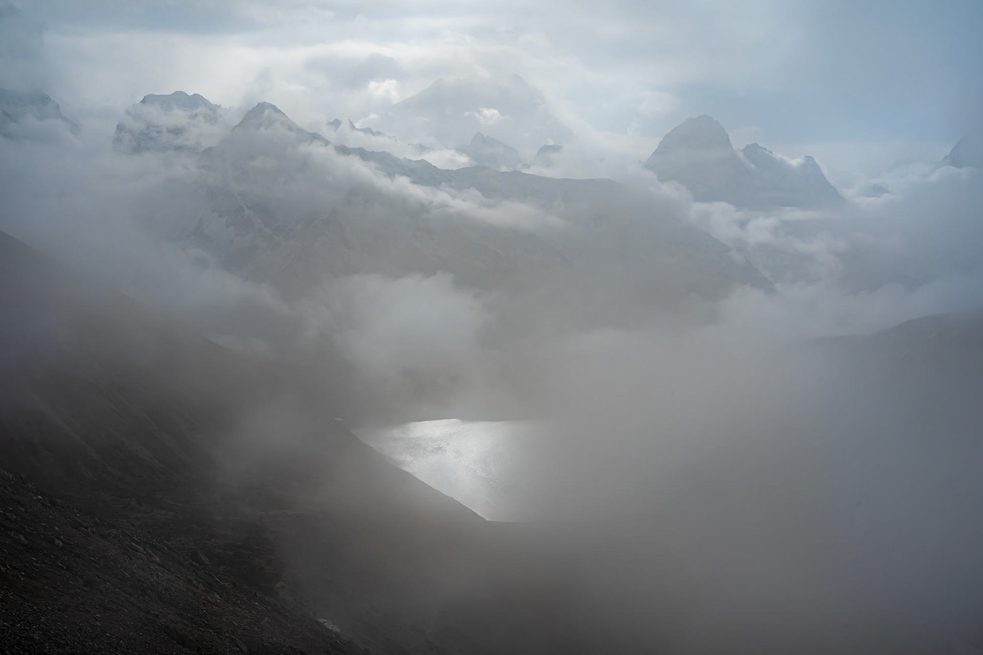 Day 8 - Gokyo (4'790 m) to Lumden (4'370 m) crossing over Renjo la pass (5'340 m)