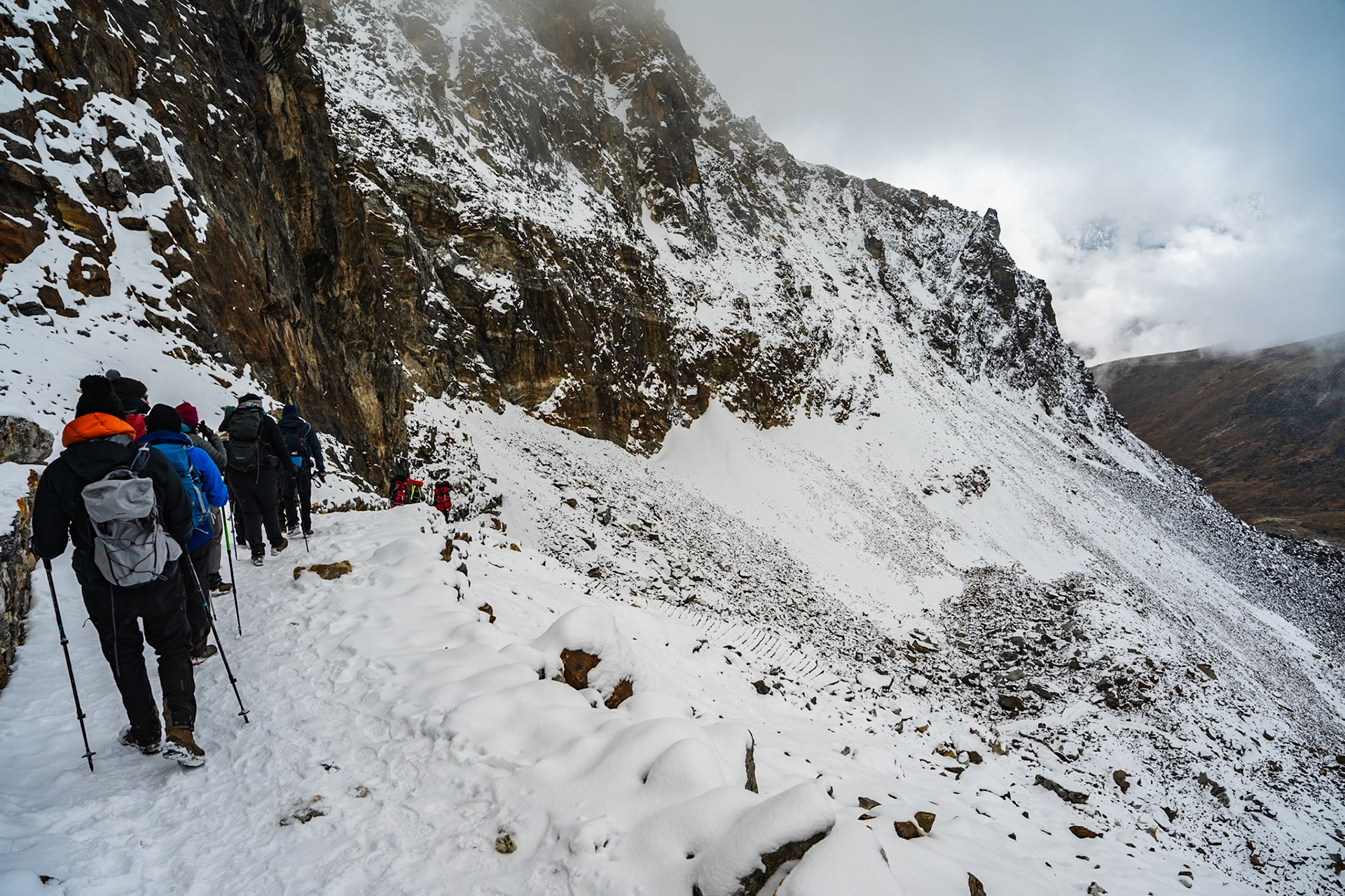 Day 8 - Gokyo (4'790 m) to Lumden (4'370 m) crossing over Renjo la pass (5'340 m)
