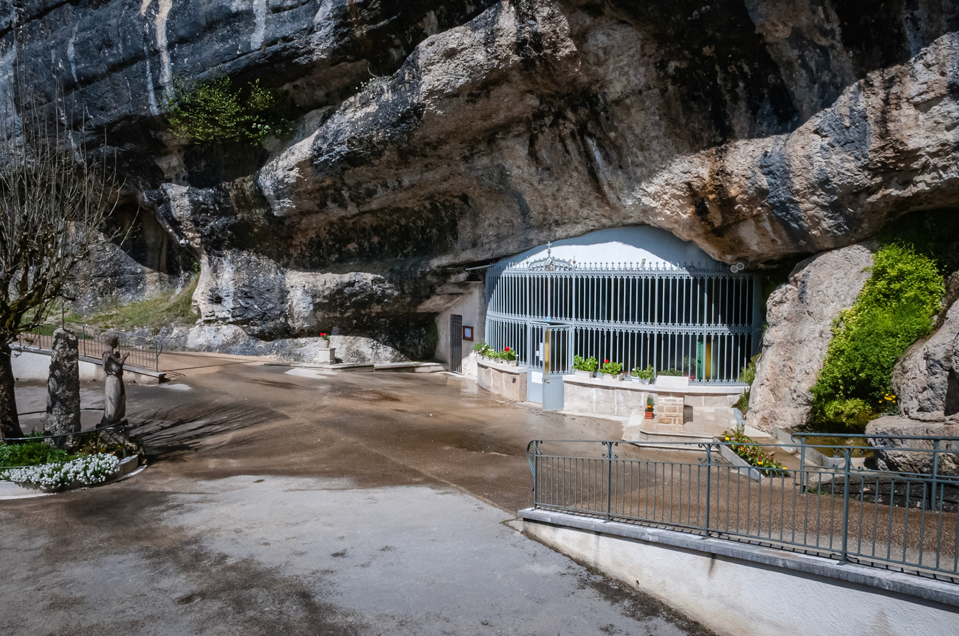 Grotte Chapelle Notre-Dame de Remonot, France