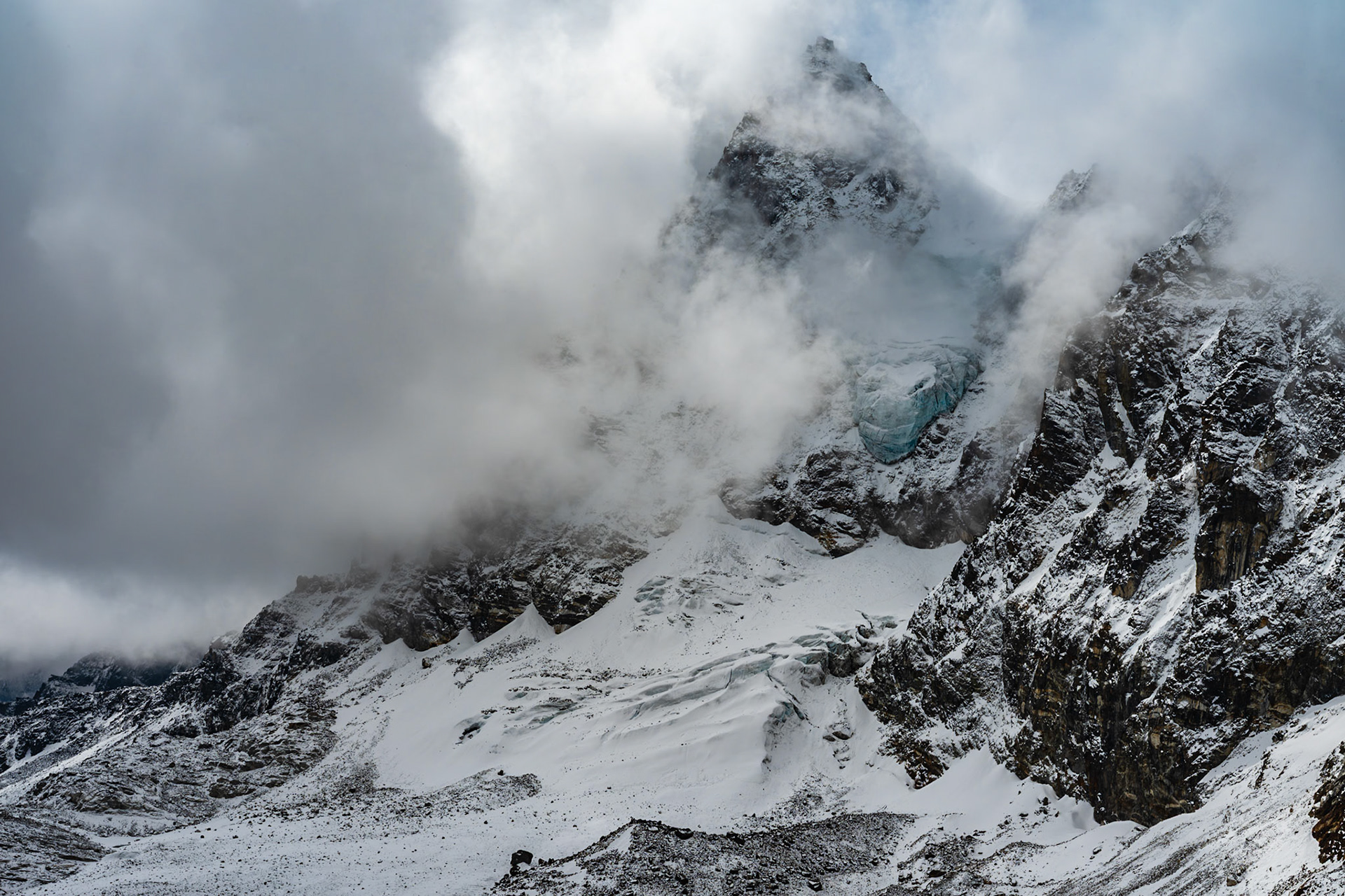 Day 8 - Gokyo (4'790 m) to Lumden (4'370 m) crossing over Renjo la pass (5'340 m)