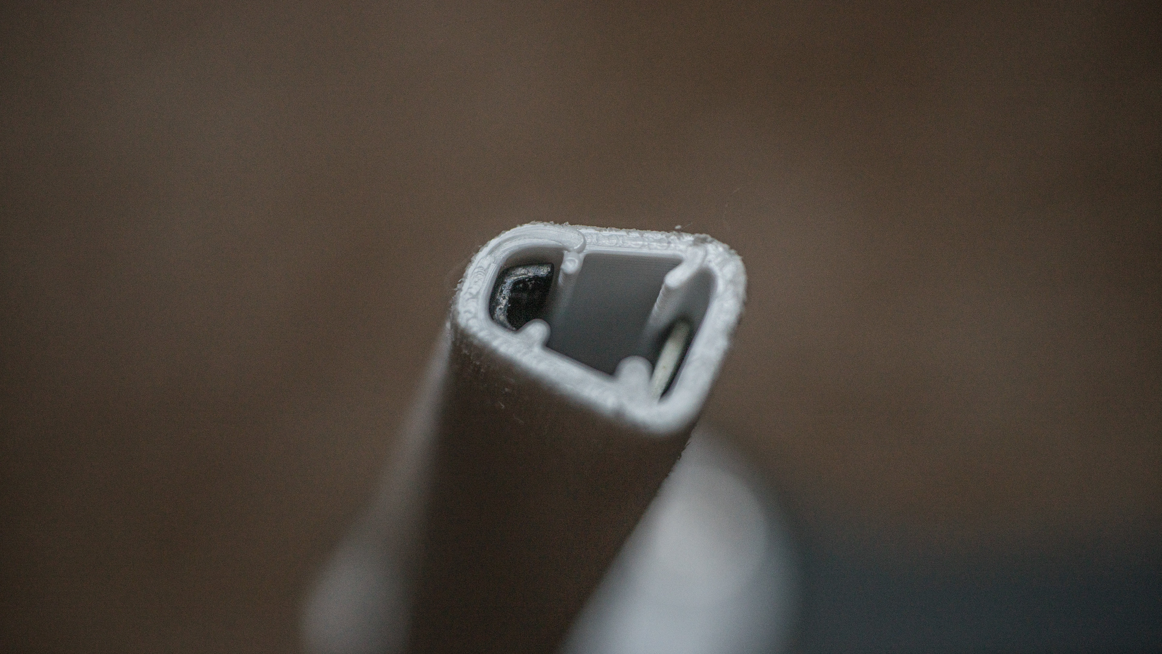 Detail of the inner supports of the leg.