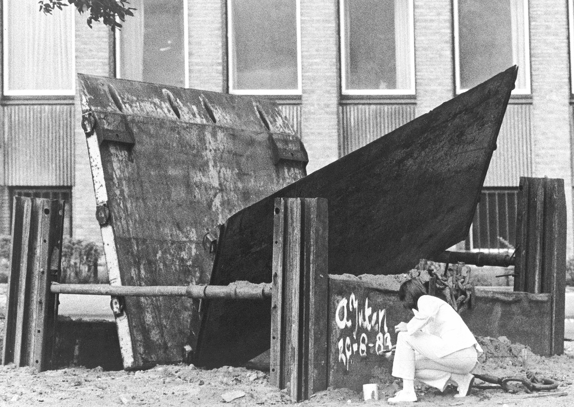   FOUND SCULPTURE 1983 - declaring to be art of a public work by signing - location opposite of The Hague Art Museum