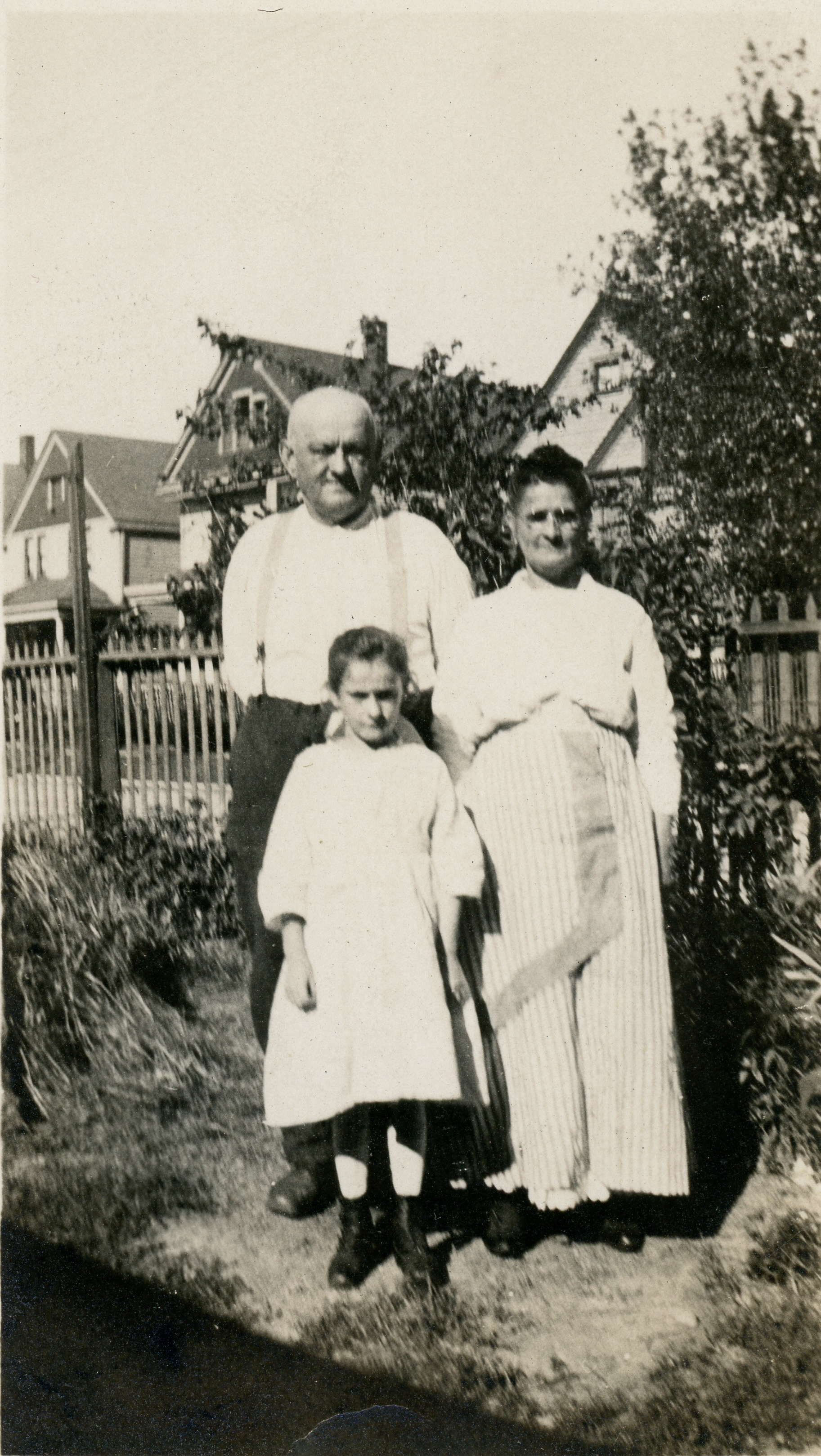 I'm pretty sure that's my great grandparents Franz and Mary, with their daughter Catherine. 