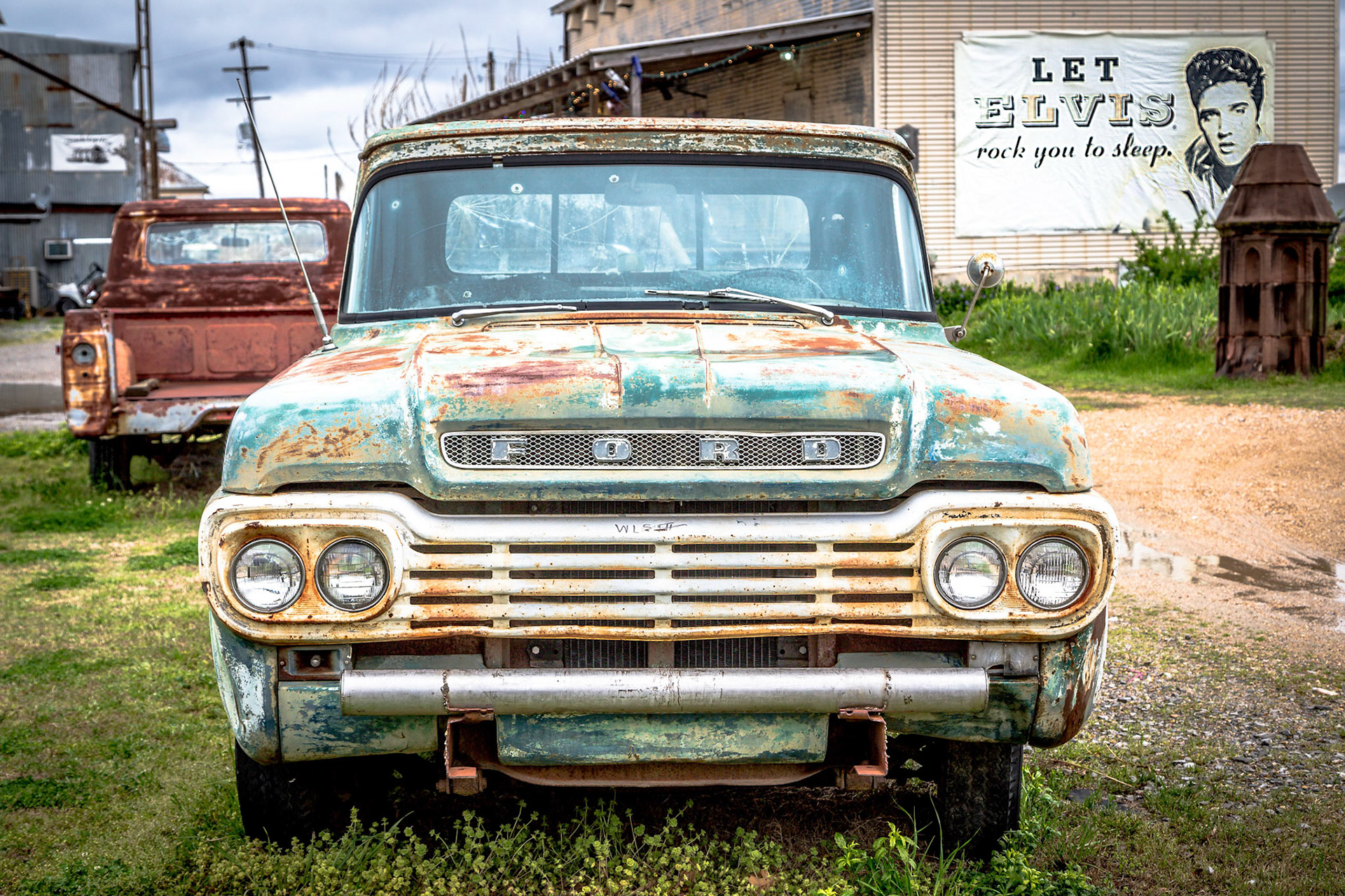 Cultcar 'n' Elvis, Shack Up Inn, Clarksdale, Mississippi, USA