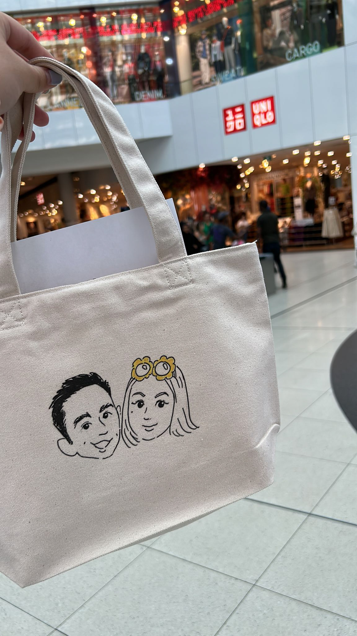 Toronto Eaton Centre Uniqlo live drawing event