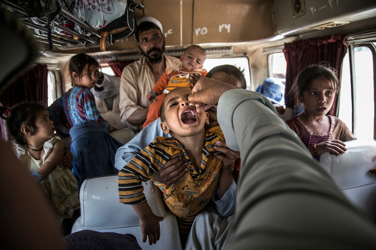 Polio vaccine for Afghans returning from Pakistan, 2016