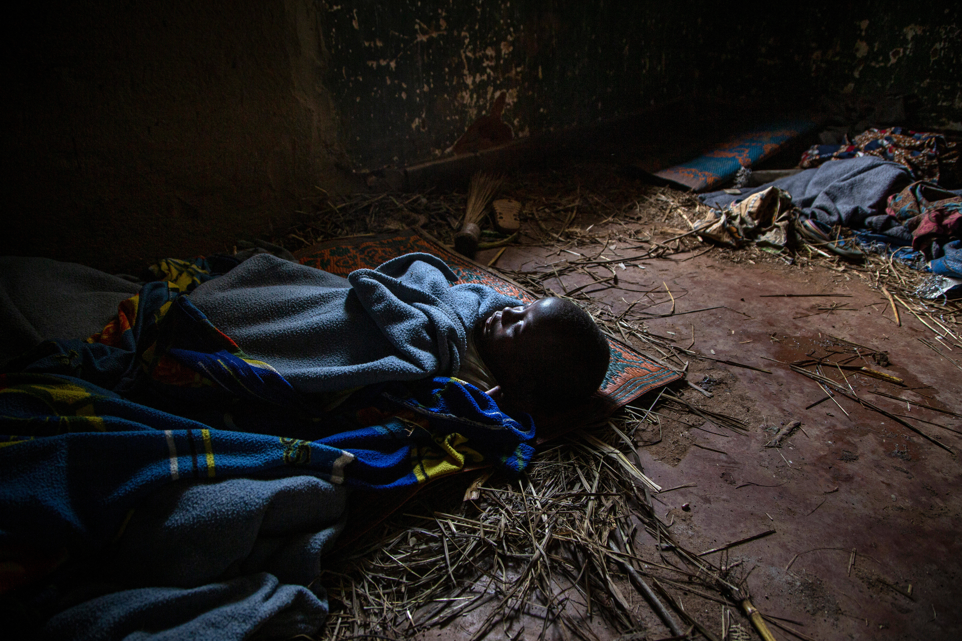 5 year-old Elizabeth Nzekuyé sleeps on the floor of an abandoned  colonial era building that forms the center of the IDP camp. in Boga, Ituri Province on the 27/09/20 