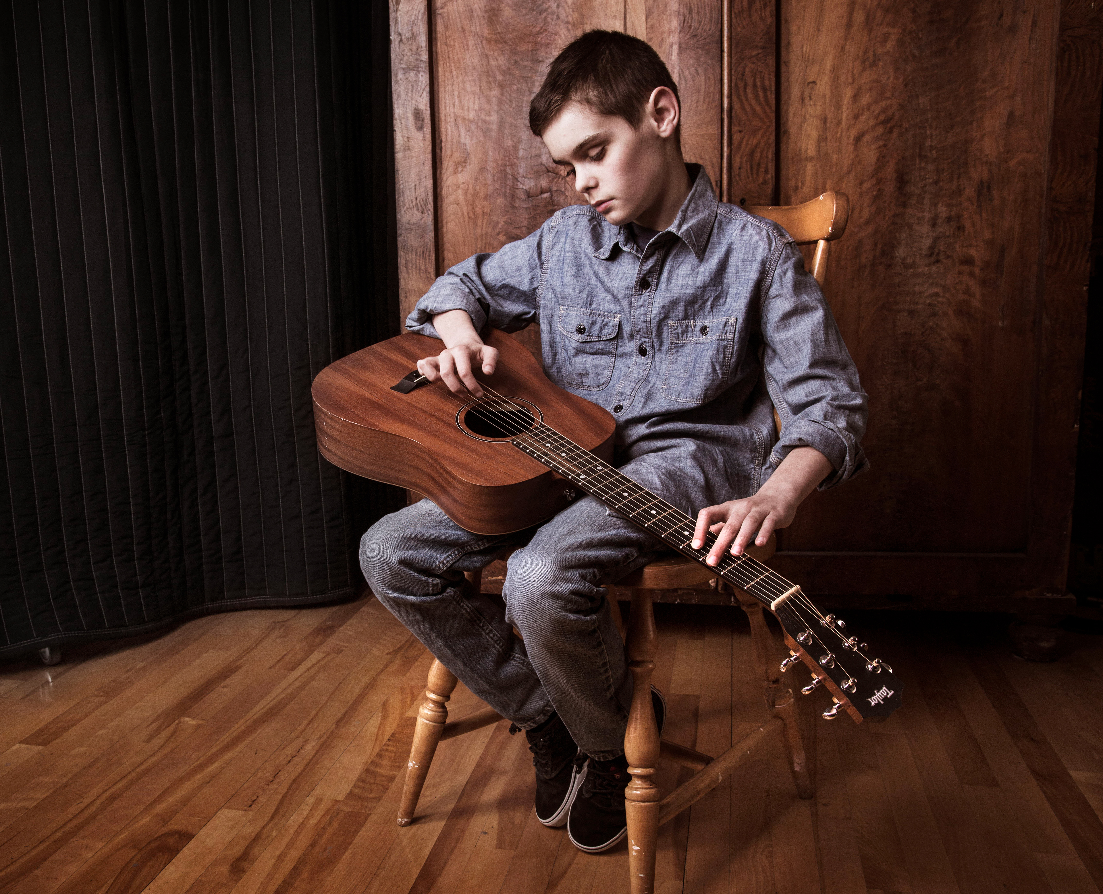 Félix plays and sings Delta blues. He is sightless but hears the soul