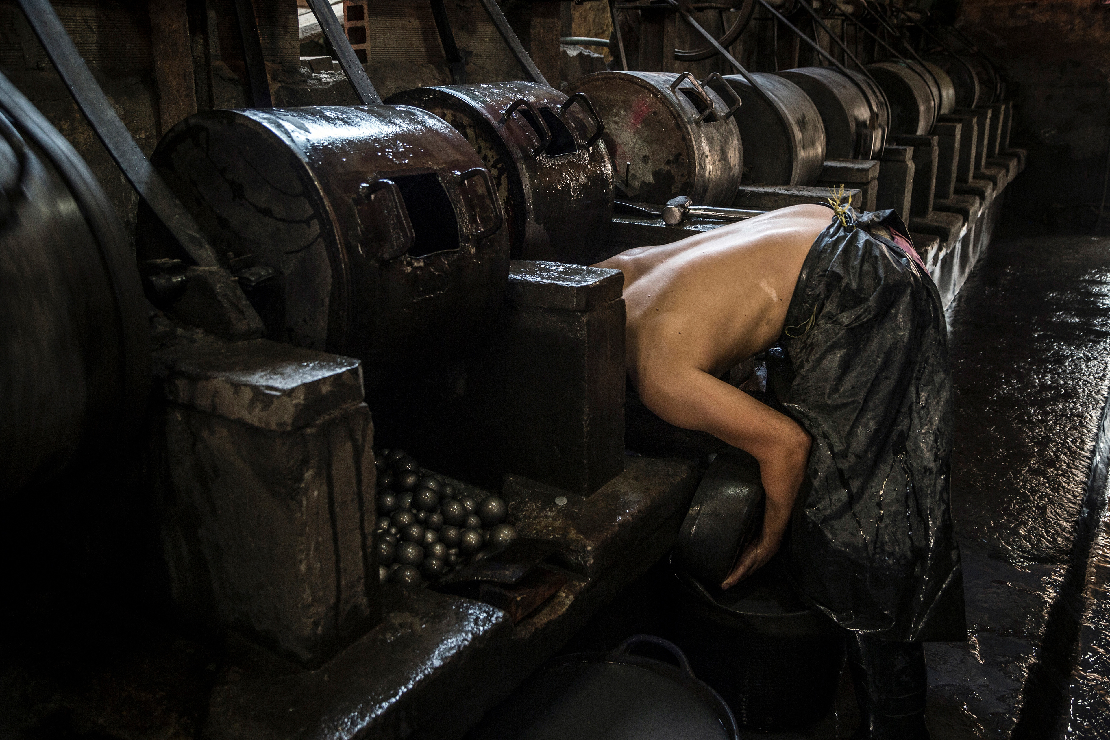 Cleaning an ore crushing machine in Segovia