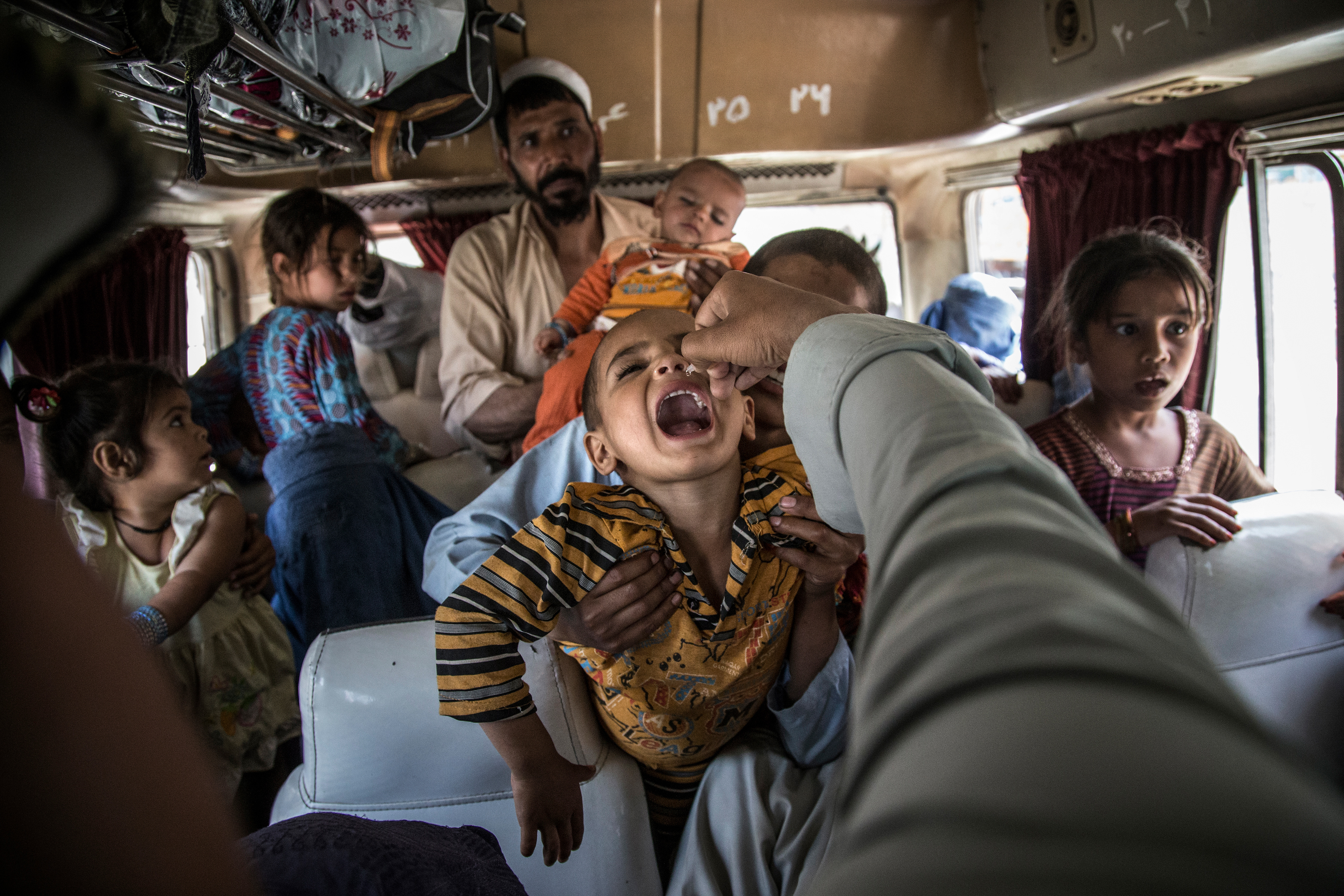 Polio vaccine for refugees returning from Pakistan, 2016